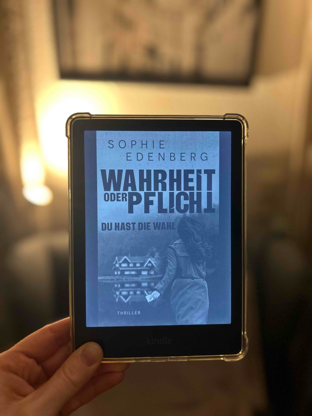 > KU-Entdeckung 
War von der Thriller-Erfahrung her eher Mittelfeld. Ganz nette Geschichte, aus den Latschen gehauen hat es mich nicht, da gibt es leider bedeutend bessere/spannendere. Große Plots gab es nicht, und wenn dann eher im letzten Drittel. 
Wer „Dark Elite“ von Julia Hausburg mochte, fühlt sich hier denke ich jedoch sehr gut aufgehoben. 
