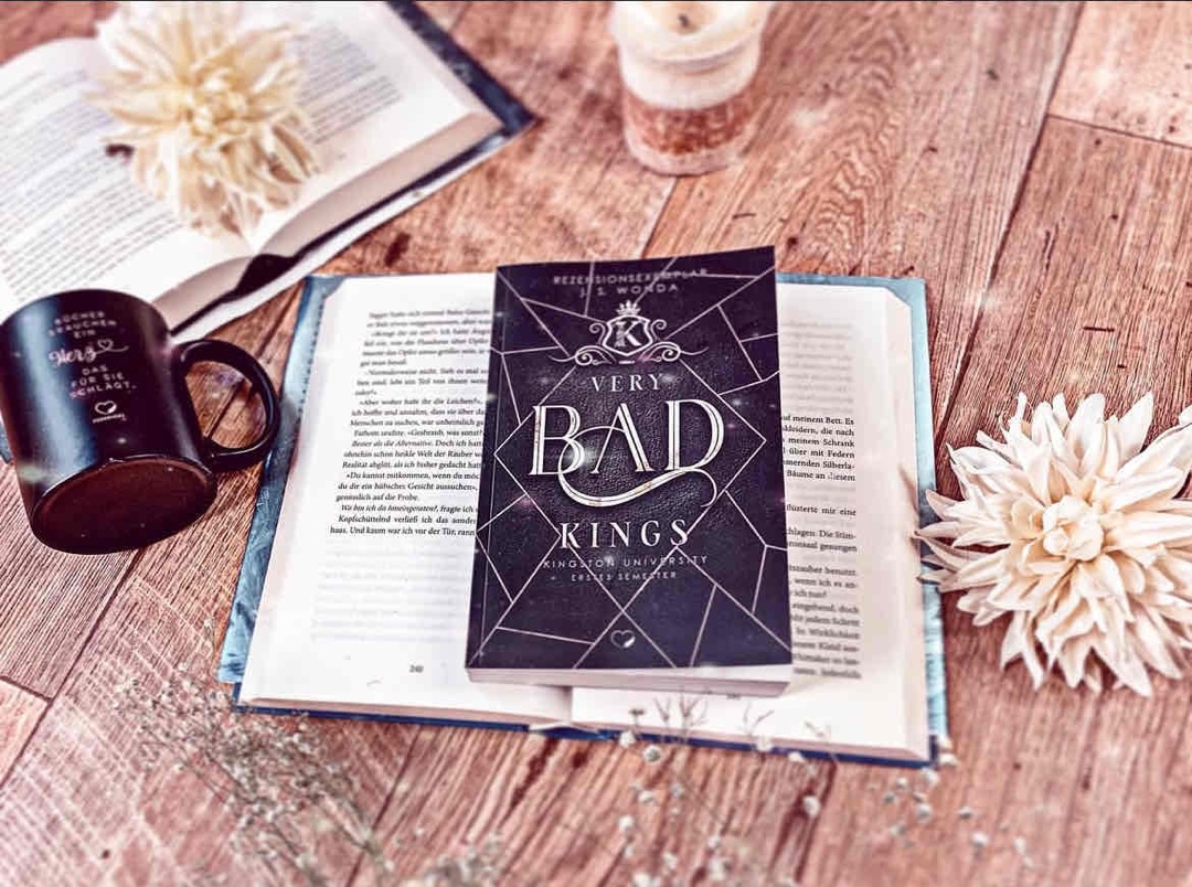Das ist mittlerweile mein 5. Buch was ich von J. S. Wonda gelesen habe. Ich war manchmal echt geschockt wie gut Gut ihr Schreibstil ist.
Und er die gottlosen Spicy-Szenenen ❤️🔥❤️🔥
Ich bin unfassbar gespannt wie die Geschichte rund um Jaxon, Sylvian, Reece, Romeo, Zayn und Mabel weiter geht❤️🔥❤️🔥❤️🔥
