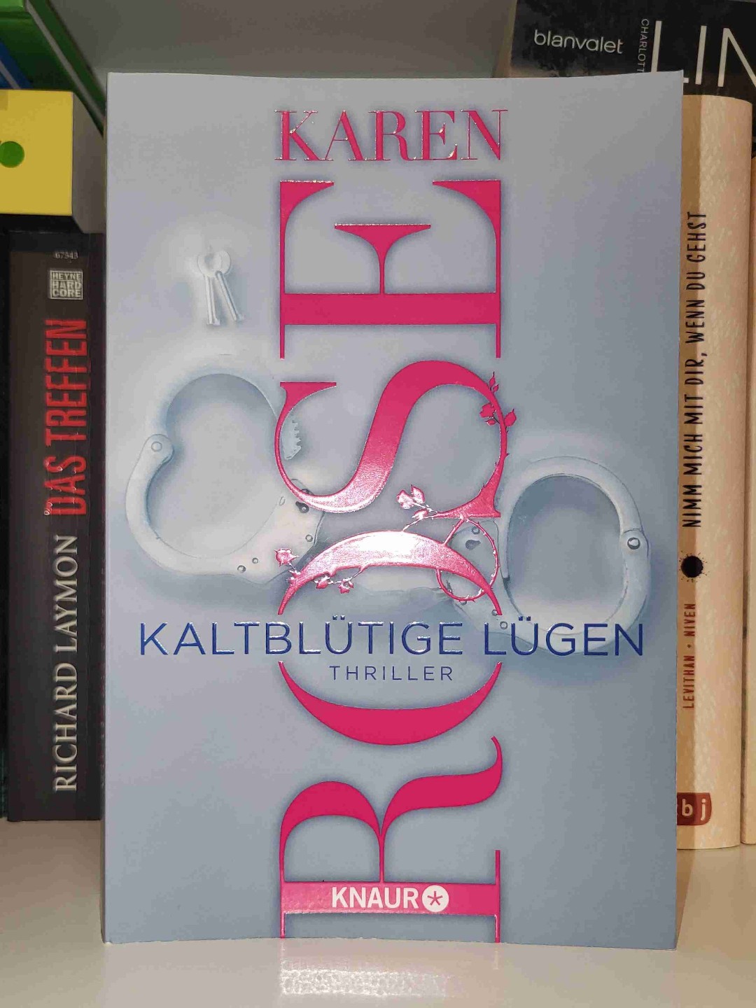 👮♀️👮♀️👮♀️👮♀️👮♀️👮♀️👮♀️👮♀️👮♀️👮♀️👮♀️👮♀️👮♀️👮♀️👮♀️👮♀️
Nach langer Zeit habe ich endlich wieder ein Buch von Karen Rose zur Hand genommen. Mir ist da erst bewusst geworden, wie sehr ich ihre spannenden Geschichten vermisst habe. Mit diesem ersten Band einer neuen Reihe hat sie mich wieder voll gepackt und in einen atemlosen Fall gezogen.
👮♀️👮♀️👮♀️👮♀️👮♀️👮♀️👮♀️👮♀️👮♀️👮♀️👮♀️👮♀️👮♀️👮♀️👮♀️👮♀️