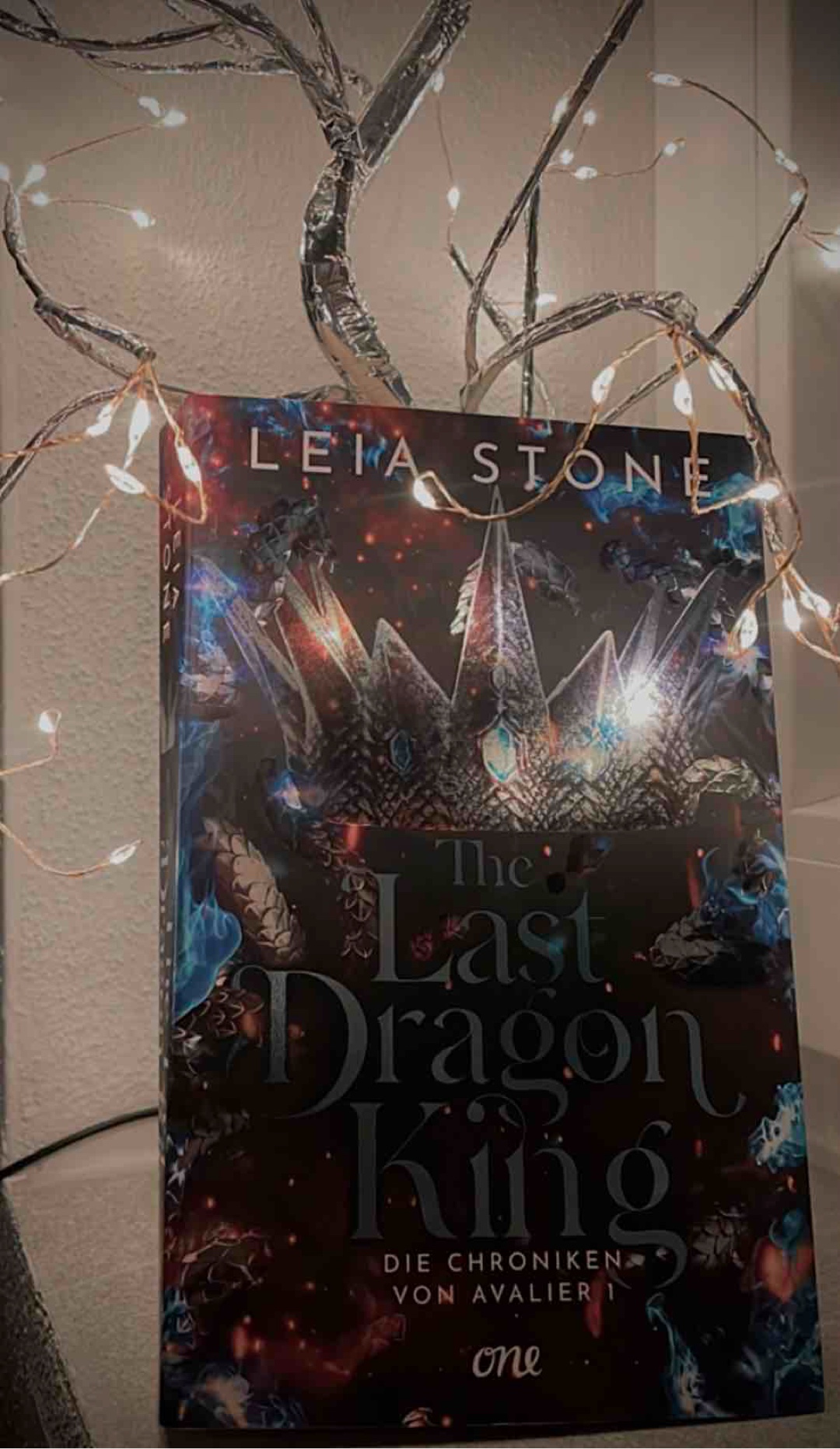 Drachen, Enemies to Lovers, interessantes World Building und Plottwists. Eigentlich die besten Bedingungen für einen guten Auftakt der Buchreihe.