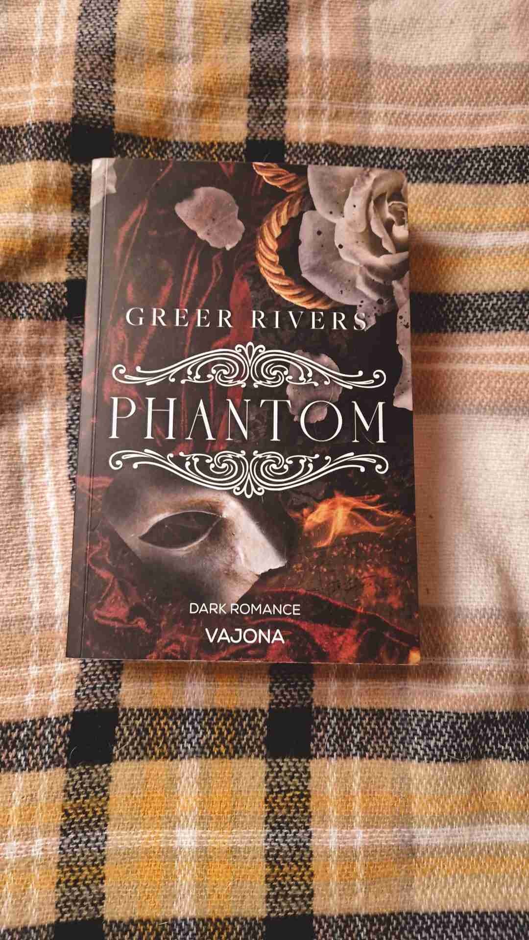 Der Anfang mit diesem Buch war tatsächlich ein wenig Holprig, da ich den Schreibstil in den ersten Kapiteln ein wenig seltsam fand 😅
Als ich jedoch die ersten Kapitel gelesen habe, habe ich in den Schreibstil gefunden und daraufhin habe ich das Buch wirklich verschlungen🩷
Leider war das Buch ein wenig vorhersehbar, und ich wusste wer am Ende wirklich der Böse war, doch das hat mich nicht gestört, denn ich habe trotzdem mitgefiebert 🩷
Im großen und ganzen habe ich das Buch verschlungen🩷
Der Spice war sehr gut, und ich freue mich, das Buch gelesen zu haben, denn es war es wirkliche wert 🩷