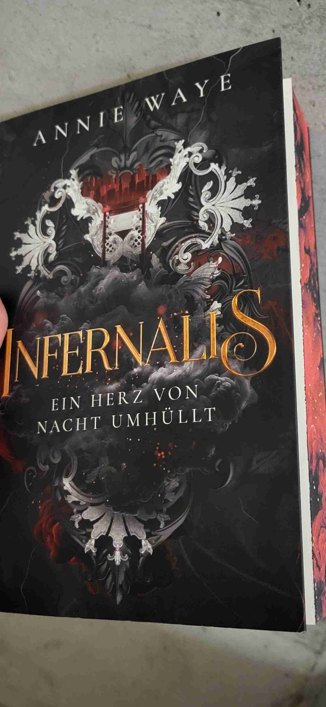 Wahnsinn....
War ein spontan Kauf, habe diesen nicht bereut xd. Cover und auch Farbschnitt sind natürlich ein Traum. Musste es einfach holen.
Angel ist ein unglaublich starker Charakter. Man fiebert mit und möchte nur, dass es Angel gut geht. Sie hat es echt nicht leicht ohne ihre Erinnerungen.
Dann noch zu Creed. Geheimnisvoll, besitzergreifend und auch noch total arrogant. Oh heiß ist er natürlich auch noch xd. Was soll ich sagen. Mega guter Gegenpart. Hab die verbalen Schlachten mit diesen beiden echt gefeiert.
Setting in diesen Buch ist echt mal was anderes. Die Beschreibung machen Laune auf mehr. Zum Glück ist es demnächst so weit. Band 2 kommt xd.
Klare Empfehlung. Freue mich sehr auf den nächsten Teil