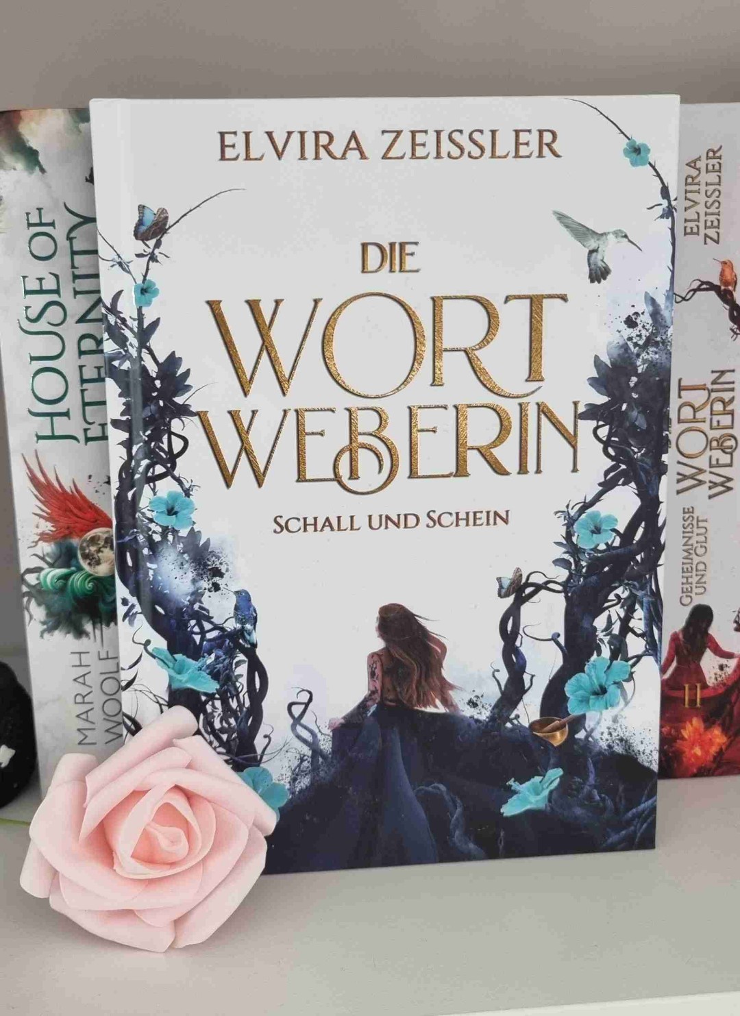 Es geht um Chiara eine Wortweberin, die nur für die Unterhaltung der Prinzessin Isida vorgesehen war. Sie verbrachte ein langweiliges Leben im Schloss und wurde dann vom König auserwählt sich als Isida mit dem Fürsten von Laran zu vermählen, um das Land vor einem Krieg zu bewahren.
Ein langer Weg in das neue Land mit einigen Abenteuern und der Garde die eine Romanze bereit hält.
Der Fürst wird erst am Schluss des Buches aufgedeckt, das war zwar etwas vorhersehbar, aber nicht schlimm, weil die Ganze Geschichte für mich stimmig und spannend gestaltet ist.
Ein sehr schöner flüssiger Schreibstil der einen zügig durch die Zeilen fliegen lässt.