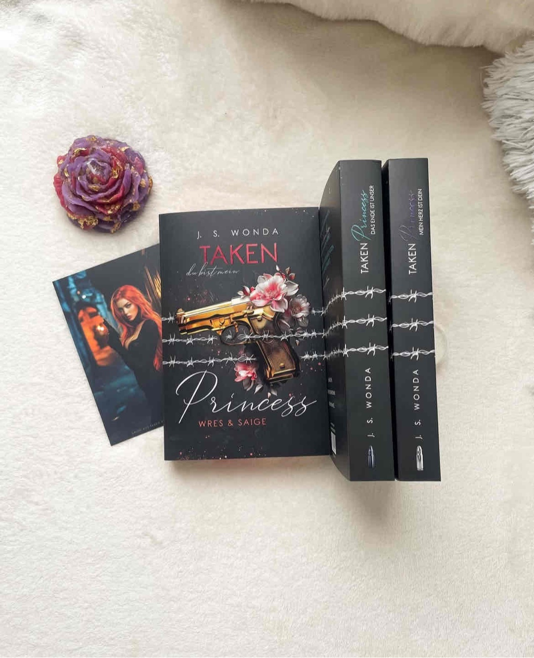„Taken Princess - Du bist mein“ ist das 6. Buch was ich von J. S. Wonda gelesen habe. Ich muss ehrlich sagen, dass der 1. Band der „Taken Princess-Trilogie“ mich noch mehr umgehauen hat als die „Catching Beauty-Reihe“. (Die auch unfassbar spicy war ❤️‍🔥😍😍😍)