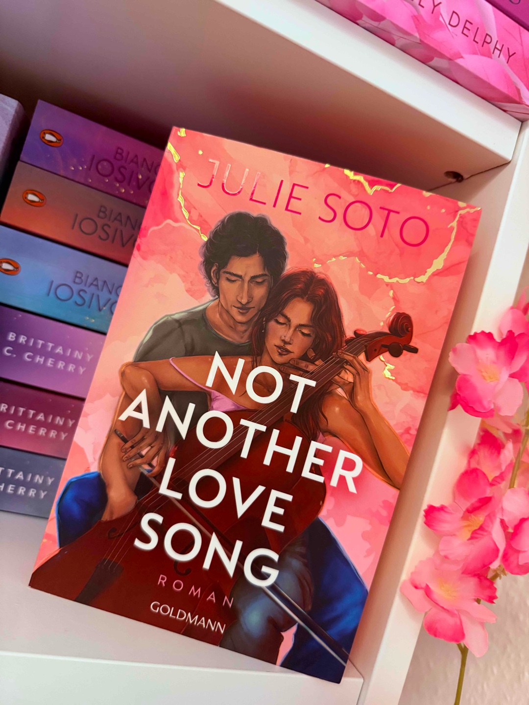 „Es ist ganz einfach… Das Lied handelt von einem Cello, das sich in eine Geige verliebt.“ ♥️