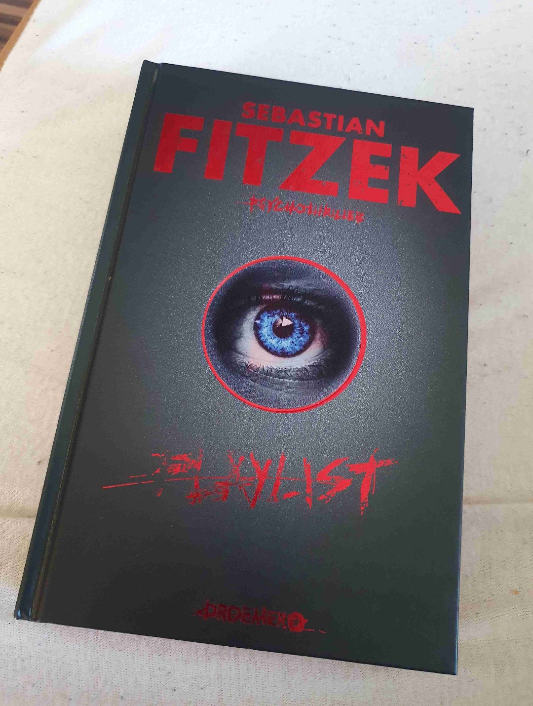 Wieder ein super Buch von Sebastian Fitzek😍
Es war super spannend geschrieben. Es war Spannung bis in die letzte Seite. Es gab sehr viele Wendungen und am Schluss war der Täter jemand ganz anders als ich erwartet hatte.
Eine absolute lesen Empfehlung für alle Fitzek Fans 😍🥰