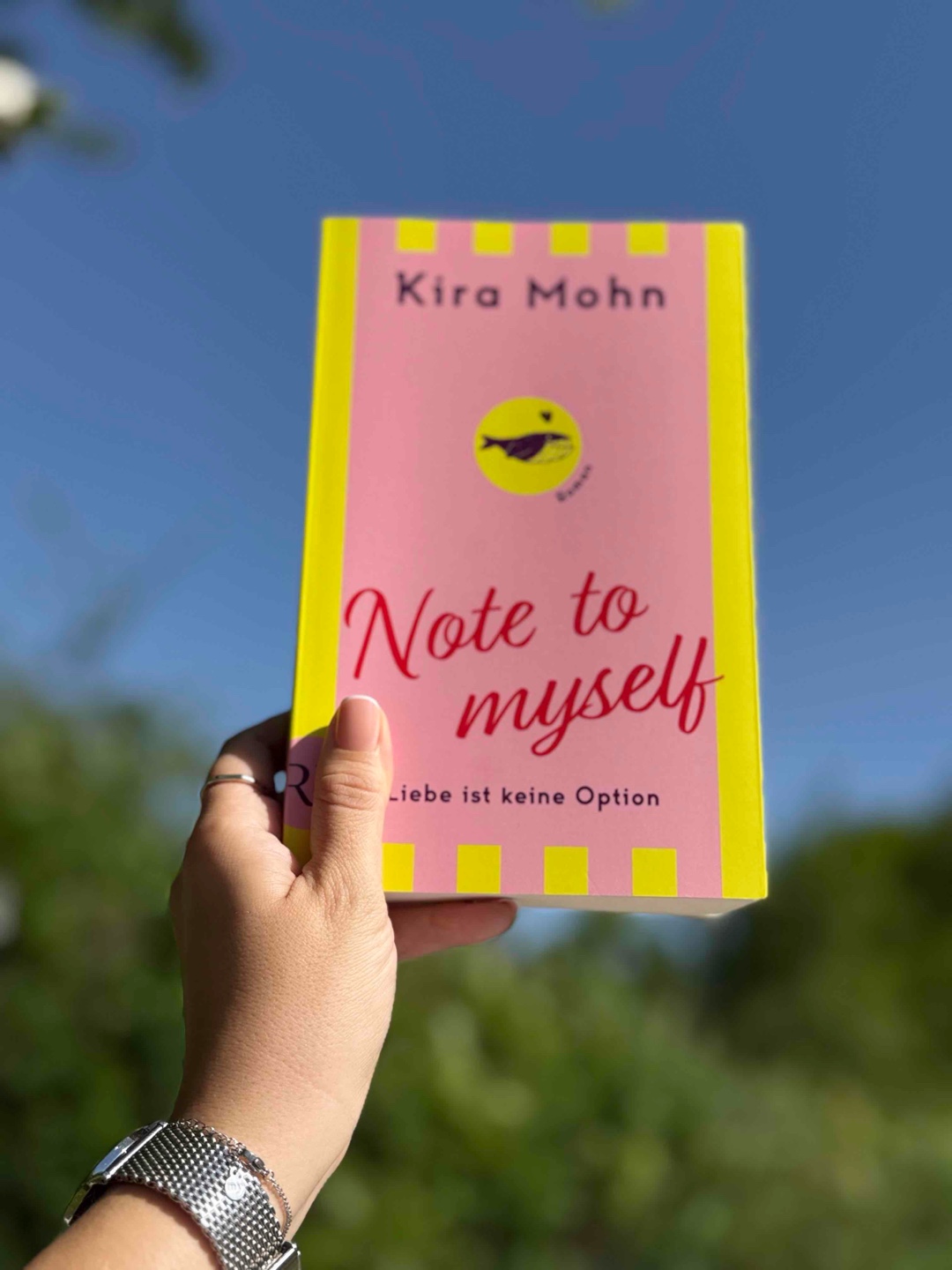 „Note to myself“ ist eine richtig schöne Feelgood-Geschichte. Der Schreibstil von Kira Mohn ist locker, witzig und macht das Lesen super angenehm. Ich war von Anfang an gefesselt und habe die Geschichte total genossen. Das Kennenlernen von Alice und Lennon ist einfach süß, ein echtes „Meet Cute“. Besonders gut haben mir die lustigen Listen am Anfang jedes Kapitels gefallen. Sie waren originell und haben mir oft ein Lächeln ins Gesicht gezaubert. Nicht nur Alice und Lennon waren toll, auch die Nebencharaktere wie Zara, Fred, Tobey und Matt sind super sympathisch und haben der Geschichte viel Wärme gegeben. Die Handlung entwickelt sich eher ruhig, aber nie langweilig. Eine tolle Mischung aus Freundschaft, Liebe und Humor – ein Buch zum Wohlfühlen.
