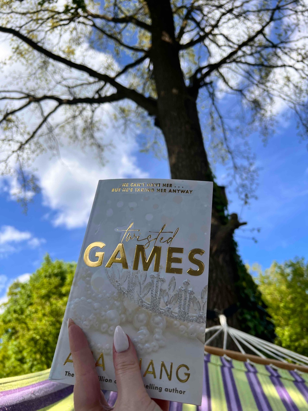 „Clean versus bloodstained. Innocence versus darkness. Two worlds that were not meant to touch.“