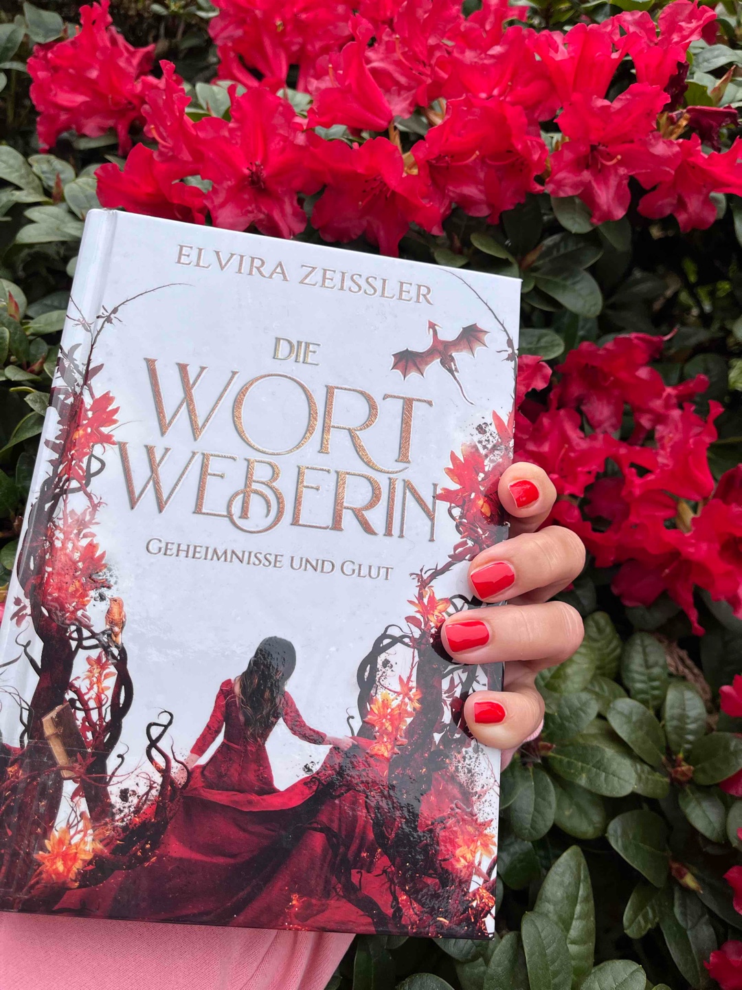 Puhhh was für ein Buch.
Meiner Meinung nach könnte das Buch um die Hälfte reduziert werden.
Die ersten 50% waren schon ein bisschen (vielleicht auch mehr) langweilig.
Dafür kann zum Schluss alles auf einmal.
Tja jetzt muss ich den dritten und letzten Teil lesen 🫣