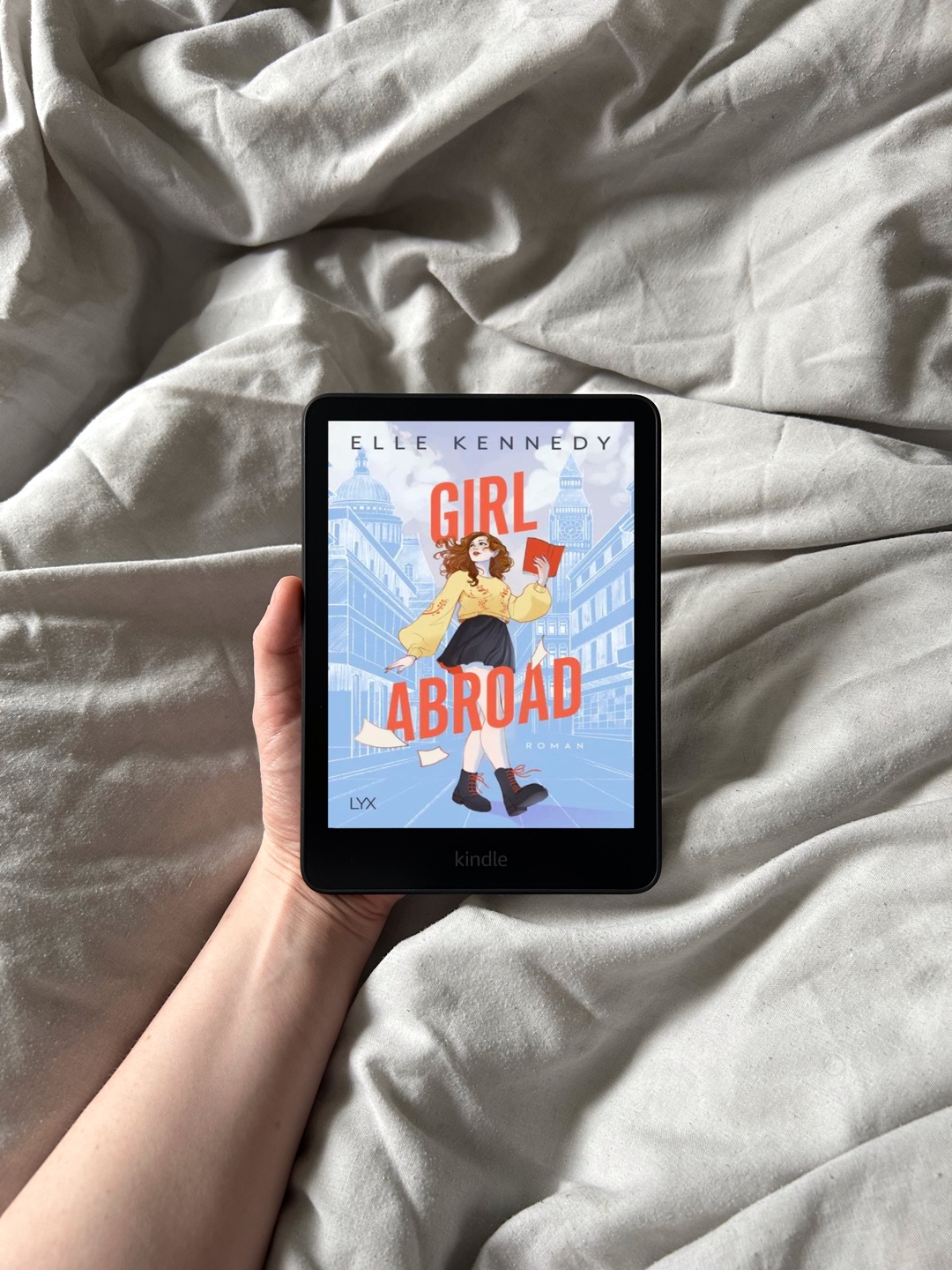 Love-Triangle im London Setting, gepaart mit der forbidden Love Trope. Auch ohne Eishockey etwas für Elle Kennedy Fans!
Gesamt: ⭐️ 3,5/5
Spannung: 📈 4/5
Charaktere: 👤 3,5/5
Lovestory: ❤️ 4/5
Herzschmerz: 💔 3/5
Spice: 🌶️ 3/5