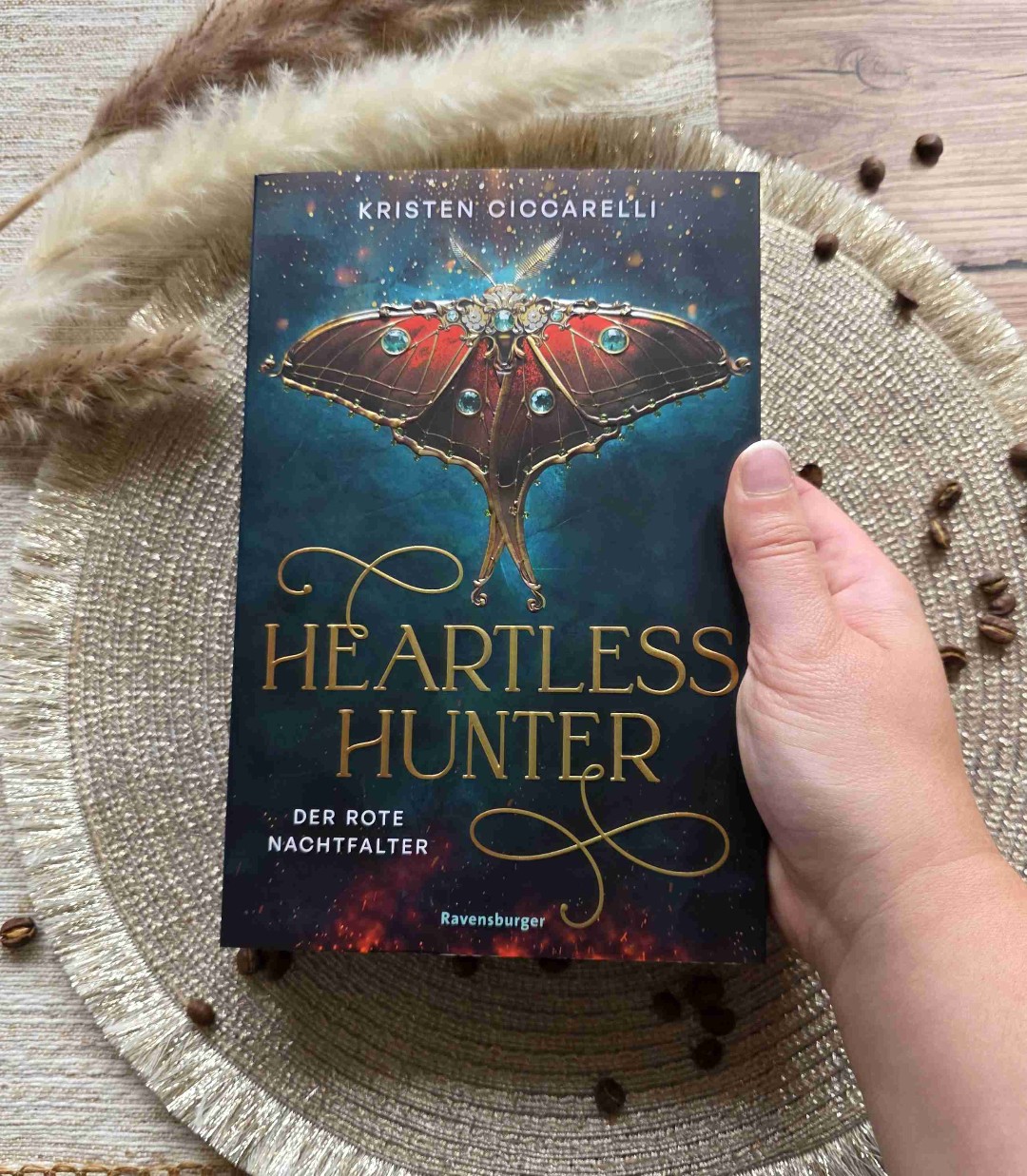 Mich hat das Buch unheimlich gut von der ersten bis zur letzten Seite unterhalten. Gideon und Rune leben das Enemies to Lovers auf einem prickelnden und unterhaltsamen Level. Denn für sie beide gibt es nur schwarz und weiß, Hexenjäger sind böse oder Hexen sind böse - keine Grauzone. Die Handlung spitzt sich zu einem packenden Showdown zusammen. Ich kann Band 2 kaum erwarten. 