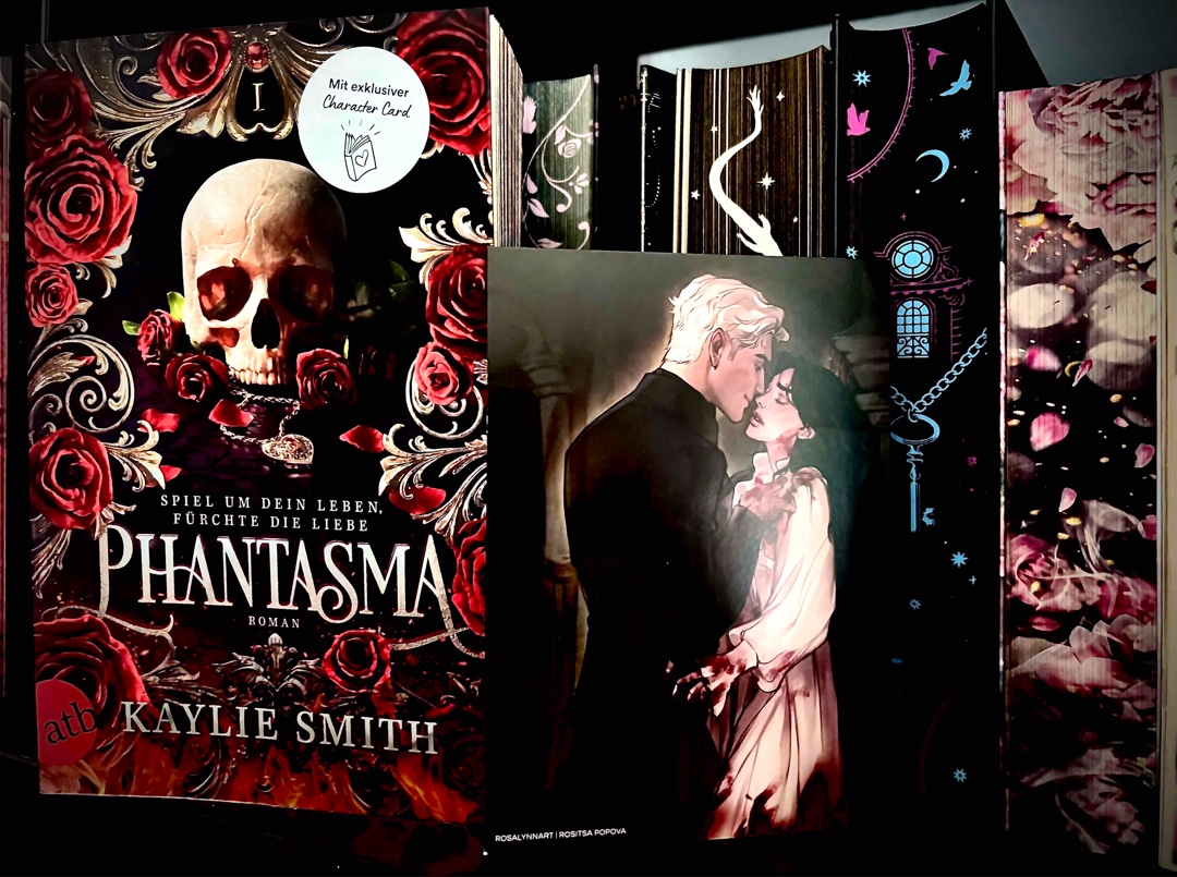 Phantasma.
Begleite Ophie und Blackwell in einem spannungsgeladenen, mörderischen und lustvollen Abschnitt ihres kurzem und langem Lebens.
Für mich war Phantasma eine spannende, düstere und leicht brutale Story, die ich nicht aus der Hand legen wollte.
Anfangs hatte ich meine leichten Schwierigkeiten mit der Protagonistin, aber im Laufe der Geschichte wuchs sie mir mehr ans Herz, da man ihre Vorgeschichte kennenlernt.
Hier eine Leseempfehlung von mir.
Band 2 wird folgen.