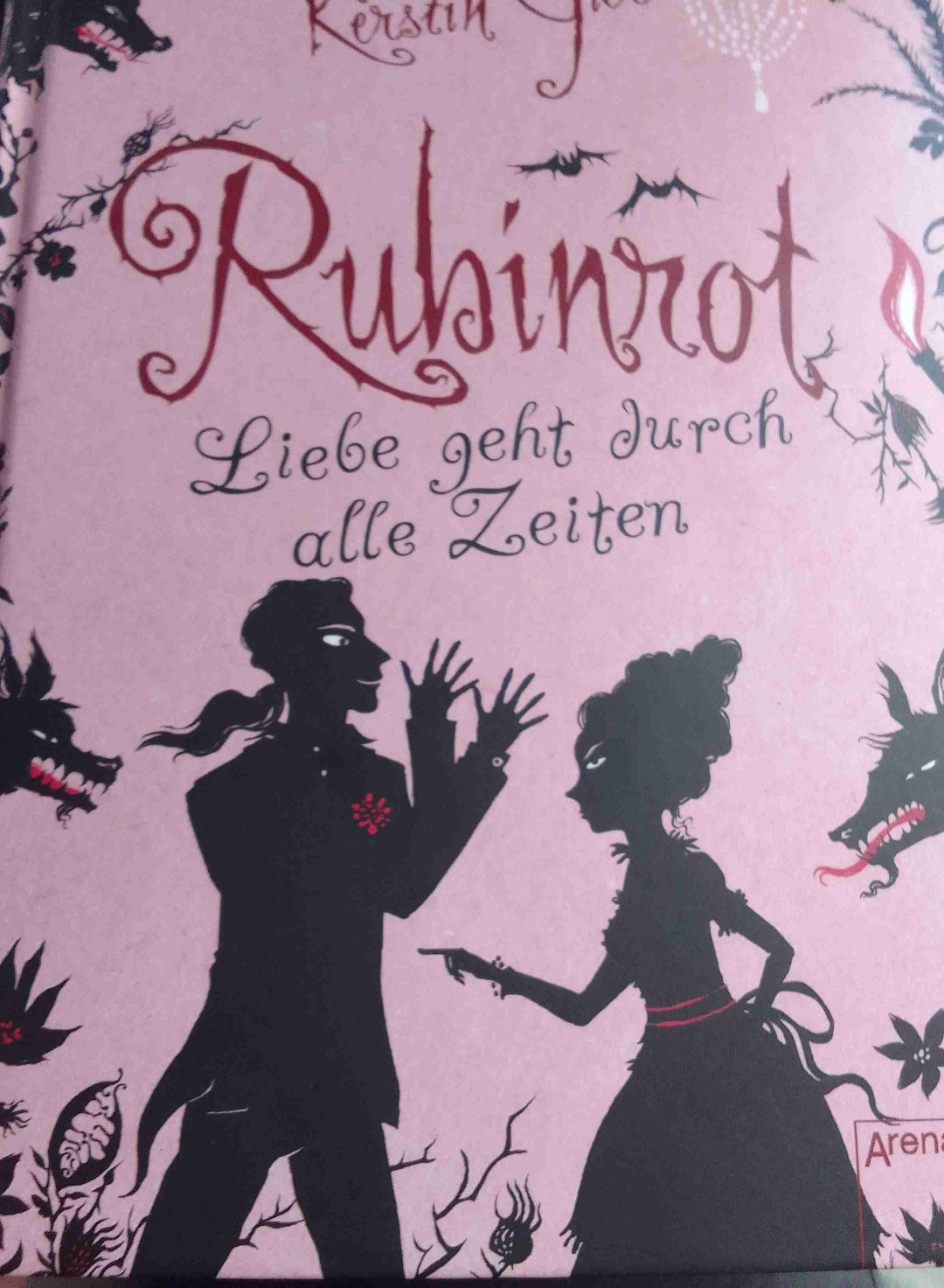 Ich finde das Buch" Rubinrot "aus der Buchreihe "liebe geht durch alle Zeiten" ist ein sehr interessantes und spannendes Buch, da es mich schon in den ersten Seiten gefässelt hatt. Es geht hauptsächlich um Gwendolin die herausgefunden hatt dass sie das gröste Geheimnis ihrer Familie ist und sich desswegen auch in Lebensgefahr bringt um einen jungen (der auch Teil des Geheimnisses ist )zu retten .

