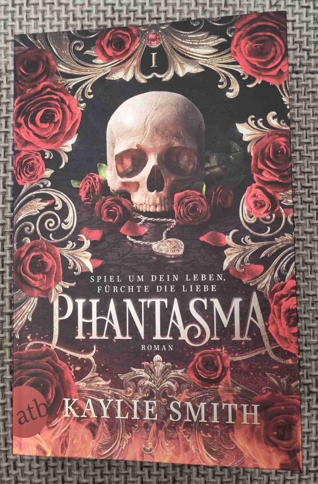 Highlight ✨ 🖤
Düstere Atmosphäre, Gothic, Geister, Teufel...
Alles was das dunkle Herz begehrt 🖤
Tim Burton sollte einen Film daraus machen!
Ich habe das Buch ab der ersten Seite geliebt und konnte es nur schwer aus der Hand legen.
Auf jeden Fall ein Jahresfavorit, das kann ich jetzt schon sagen.
Und Blackwell 🖤 Poe 🐈