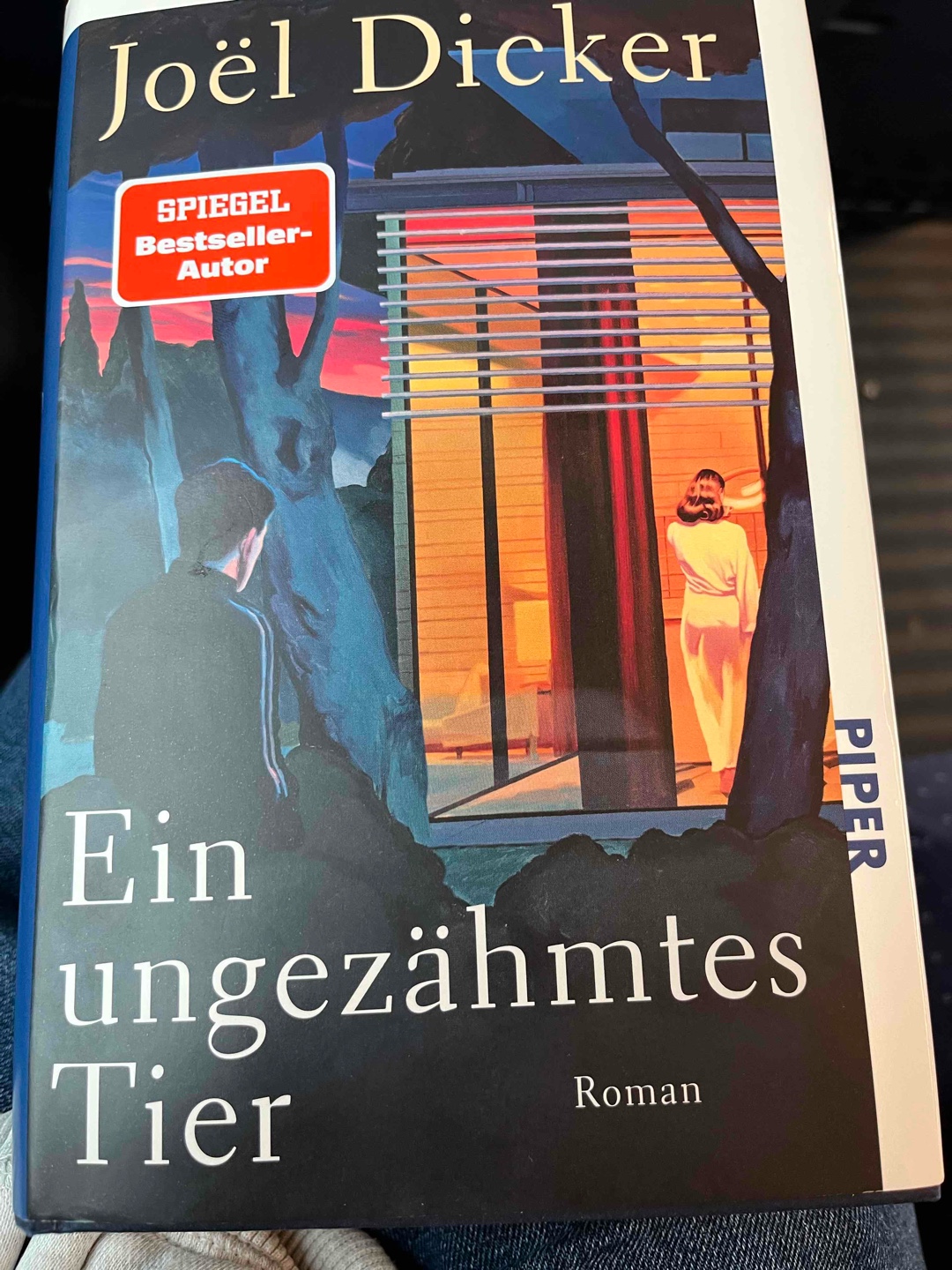 Ein grandioser Roman über Schein und sein. Spannend bis zur letzten Seite und im gewohnten tollen Schreibstil des Autors. 

Meine lesehöhepunkt bis jetzt dieses Jahr
⭐️⭐️⭐️⭐️⭐️