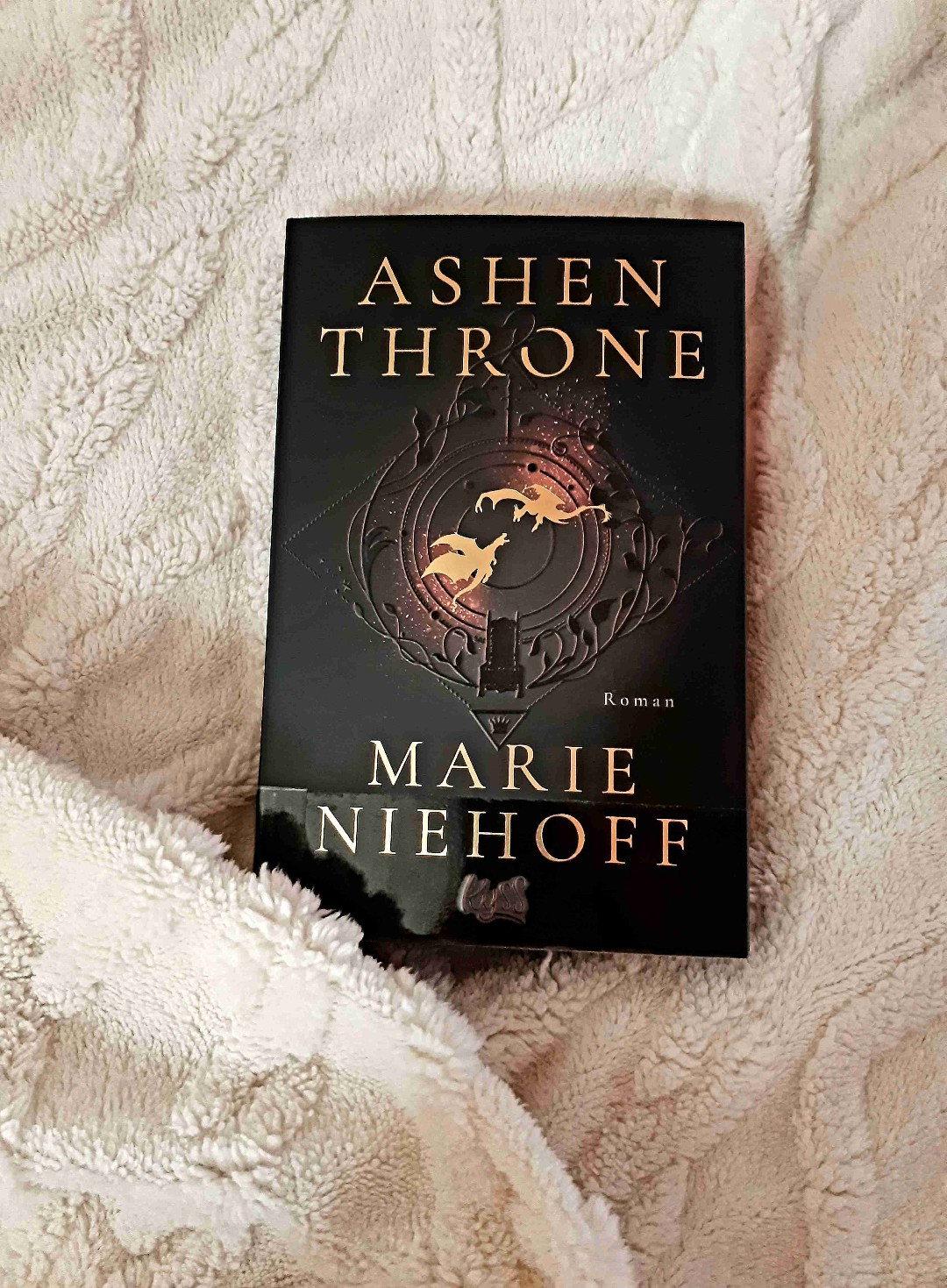 "Wenn es sein muss, brenne ich dieses Land für dich nieder. Wenn dich die Götter nicht beschützen, muss es eben ein Monster tun."🌋❤️🔥🐲⚔️