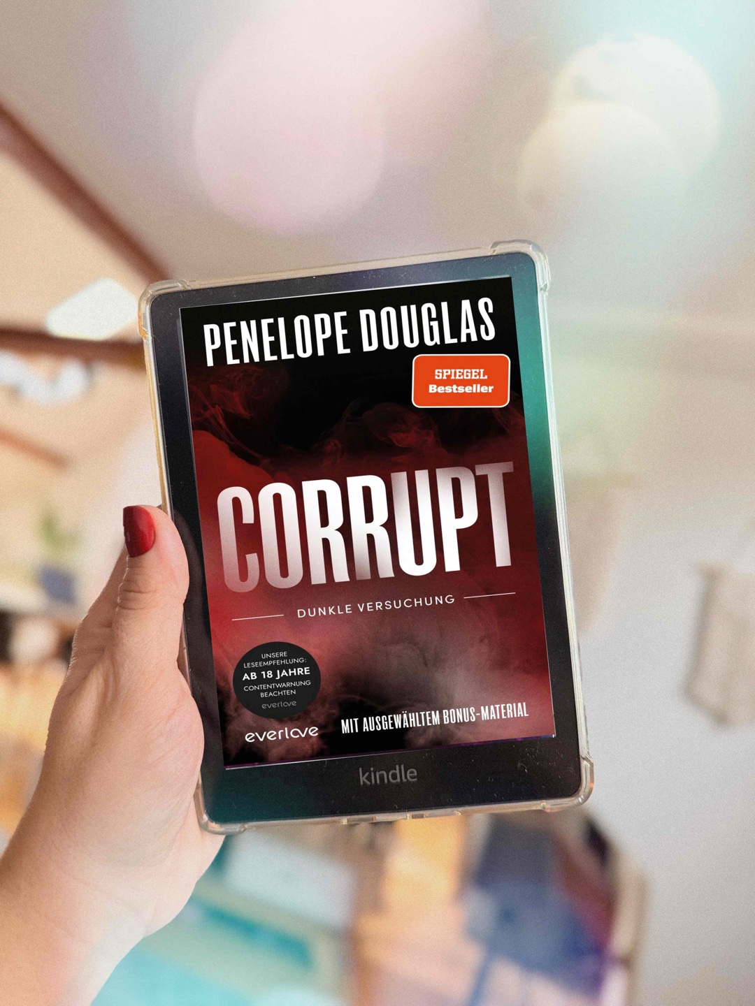 Ich habe mich mal wieder an ein Dark Romance Buch gewagt. Corrupt war über Kindle Unlimited verfügbar, also dachte ich mir: Warum nicht? Der Einstieg fiel mir allerdings alles andere als leicht. Die erste Hälfte hat sich für mich ziemlich gezogen, Spannung kam nur spärlich auf und ich musste mich etwas durchkämpfen. Doch dann nahm die Geschichte etwas Fahrt auf, wurde düsterer und auch fesselnder. Das Buch überschreitet moralische Grenzen, meine wurden definitiv getestet. Die Geschichte dreht sich um Rika und Michael und vor allem um Rache. Michael und seine Freunde glauben, dass Rika sie vor Jahren verraten hat. Was dann passiert, ist teils echt heftig. Viele Spielchen, Kontrolle und Einschüchterung. Die Dynamik zwischen Rika und Michael ist dabei extrem aufgeladen. Zwischen Hass, Angst, Verlangen und einer Art Zuneigung, die schwer einzuordnen ist. Alles in allem war Corrupt nicht ganz meins, aber es hatte starke Momente.