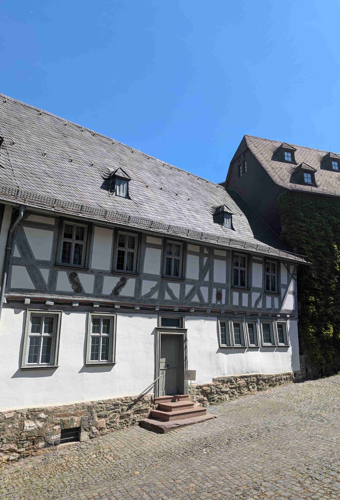 Wetzlar, d. 2.Mai 2025, vor Lottens Haus - Es ist bedrückend zu erkennen, wie sehr wir nach immer gleichen Muster funktionieren. Wie sehr wir darauf halten andere zu sein, anders als alle andern, einzigartig und es eben nicht sind. Am Ende sind wir wie jedes Kind - wir wollen dieses schöne Spielzeug haben, weil wir glauben nur dies macht uns den Tag schön. Bekommen wir es nicht, dann bricht uns die Welt zusammen oder wir sehen das nächste, was im nun schalen, da unerreichbaren Gegenüber des bisher Erträumten, viel erstrebenswerter scheint und das Spiel beginnt von Neuem.