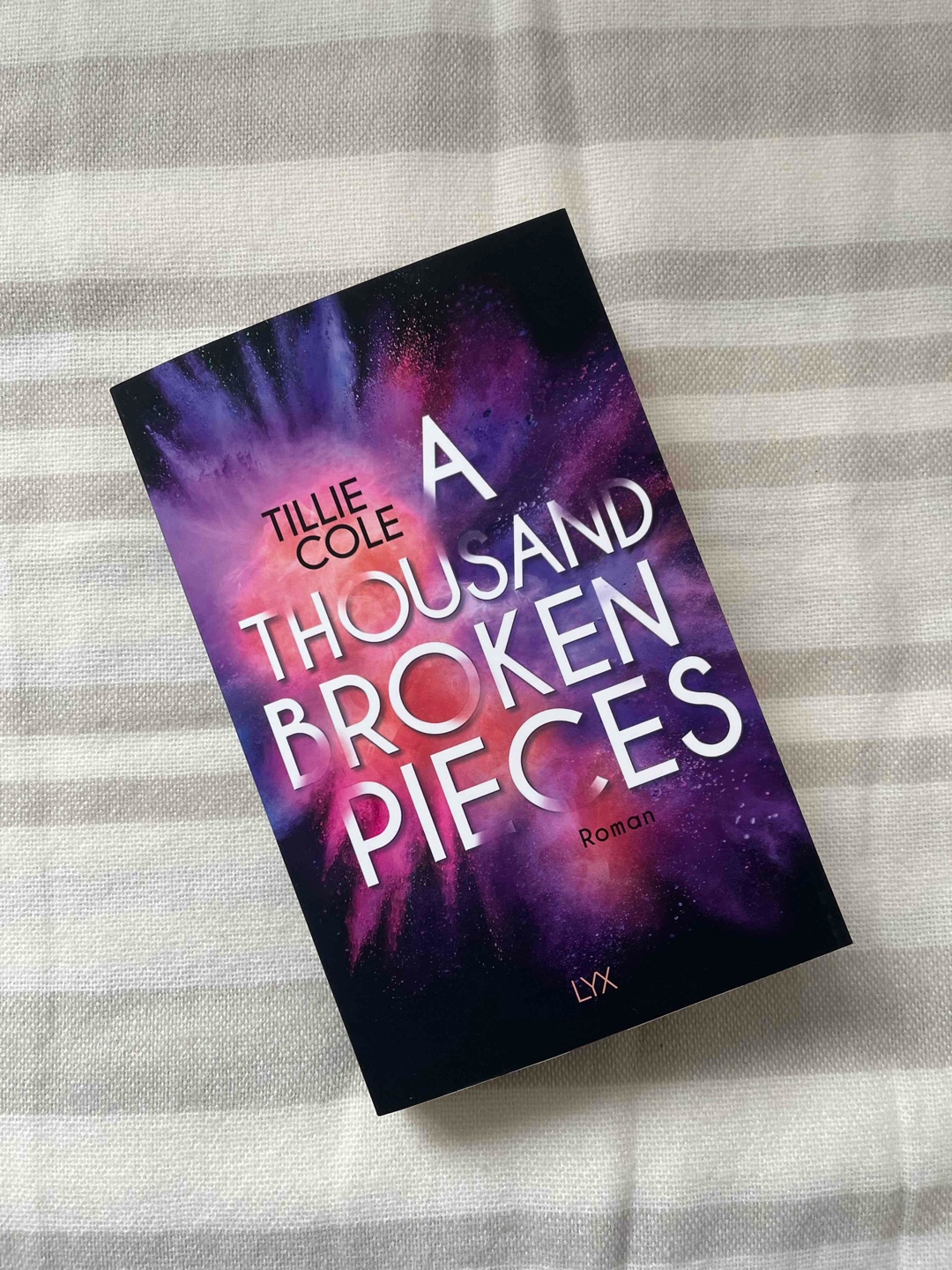 Die Sterne leuchten am hellsten in der Dunkelheit⭐️.
Tillie Cole hat es mal wieder geschafft mich in tausend Stücke zu zerreißen und mit Golden Lack wieder zusammen zu setzen.
„A Thousend Broken Pieces“ ist ein so tolles Buch das über die Geschichte zweier zerbrochener Seelen erzählt und sie Stück für Stück wieder zusammen setzt.
Dieses Buch hat mir einiges Abverlangt, ich habe geweint und mit Savannah und Cael gelitten.
Ich würde sogar sagen das es mich ein Stück weit auch geheilt hat❤️.