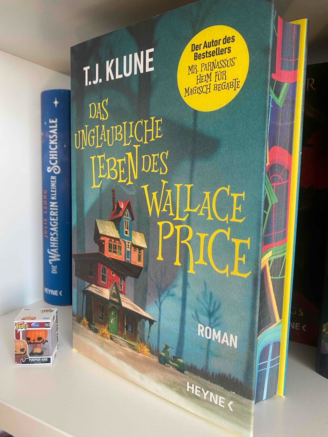 Was für eine außergewöhnliche und schöne Geschichte. T.J. Klune ist ein Meister des „Found Family“ Tropes, herzergreifend, lustig, traurig, all das beinhaltet dieses Buch. Protagonisten mit tollem Charakter und Charisma, einfach was besonderes. Ein Hauch Magie mit dabei. 
