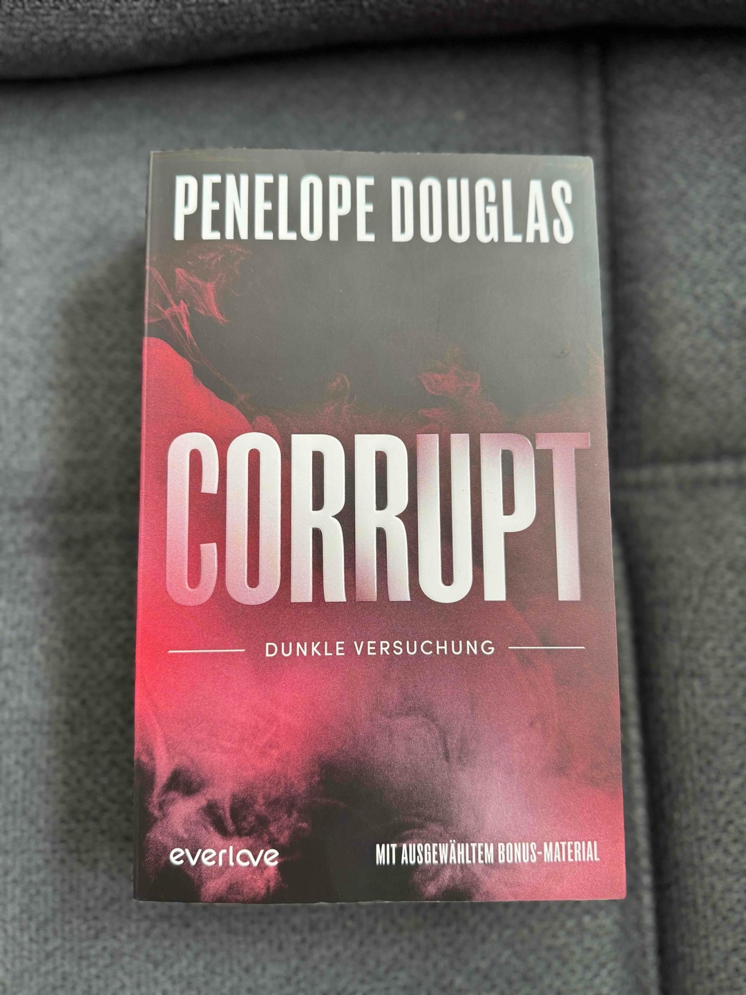 „Corrupt - Dunkle Versuchung“ ❤️‍🔥🏀🎭💸 ✨ Band 1. der Devils Night Reihe 
von Penelope Douglas 

Eine Story die einen einfach umhaut! 🥰🫶