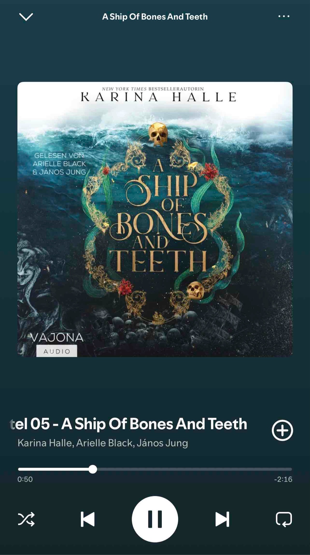 Rezension – A Ship of Bones and Teeth von Karina Halle
Ich habe dieses Hörbuch förmlich weggesuchtet. Von der ersten Szene an hat es mich komplett in seinen Bann gezogen. Die düstere Atmosphäre, die Mischung aus Piraten, Vampiren und Sirenen – das war genau mein Ding. Karina Halle hat es geschafft, eine Welt zu erschaffen, die mich nicht mehr losgelassen hat.
•