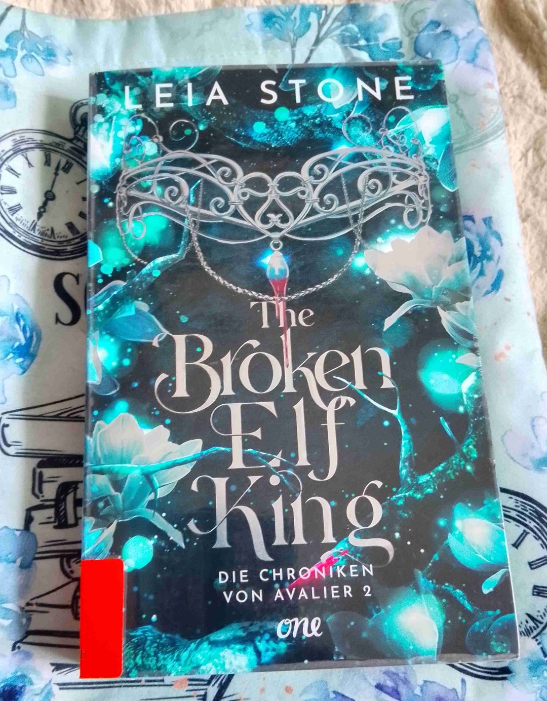 Auch beim zweiten Mal lesen hatte mir das Buch sehr gut gefallen! Ich mag den Schreibstil sehr von Leia Stone! Ich wünschte ich hätte die Bücher mit dem Farbschnitt und den Karten selbst. Sodass ich die immer Mal wieder lesen kann. Da das eine Reihe ist die man immer wieder lesen kann ohne die Faszination zu verlieren. Ich empfehle diese Reihe weiter! 
