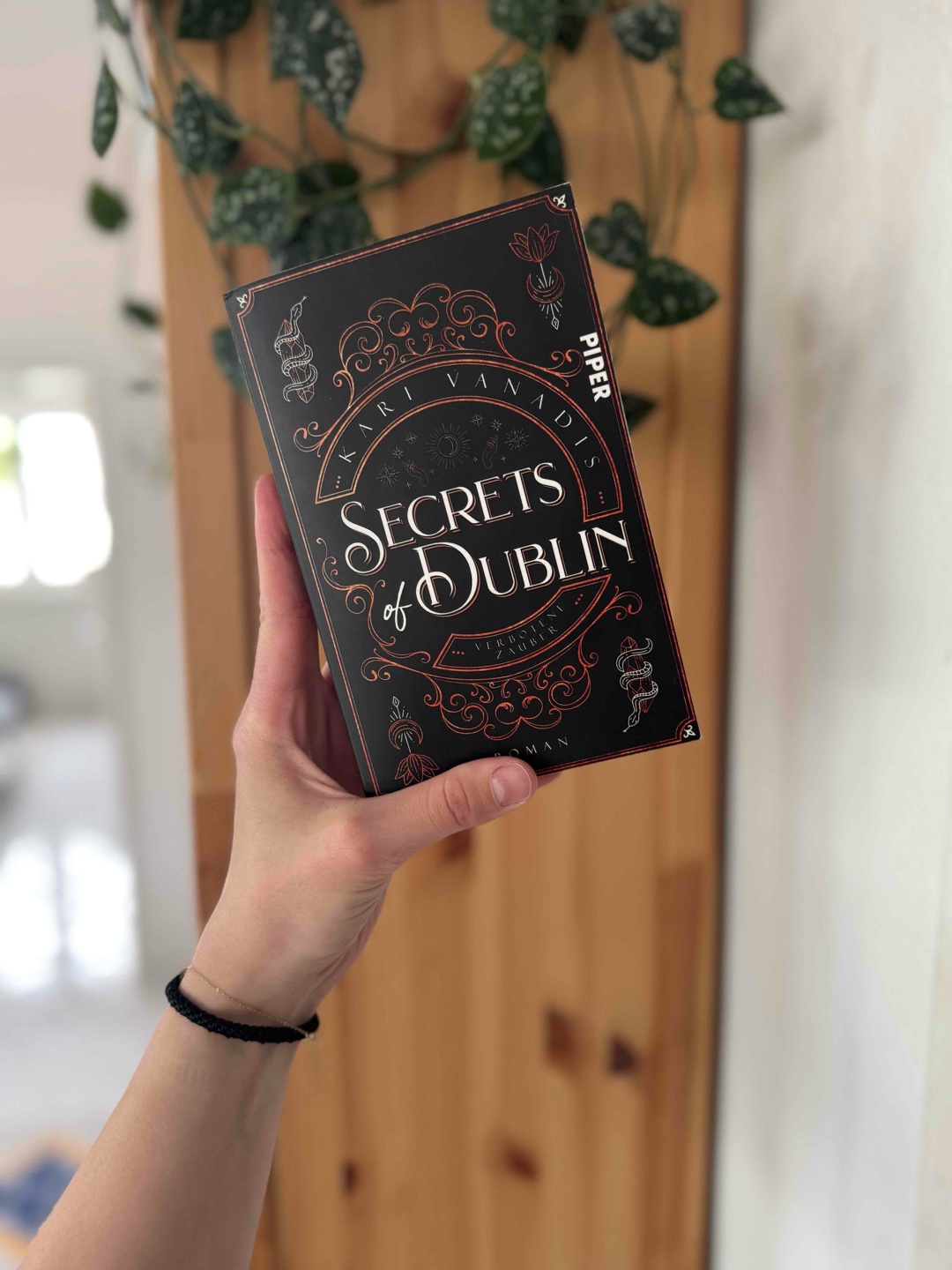 Nachdem ich vom letzten Urban Fantasy Buch ein wenig enttäuscht war, konnte mich Secrets of Dublin wieder begeistern. Die magische Welt Irlands, ein Paktkind und ein Privatdetektiv, dazu einige Clans und die Unterwelt und das alles beginnt in einem Antiquitätenladen mitten in Dublin 😍