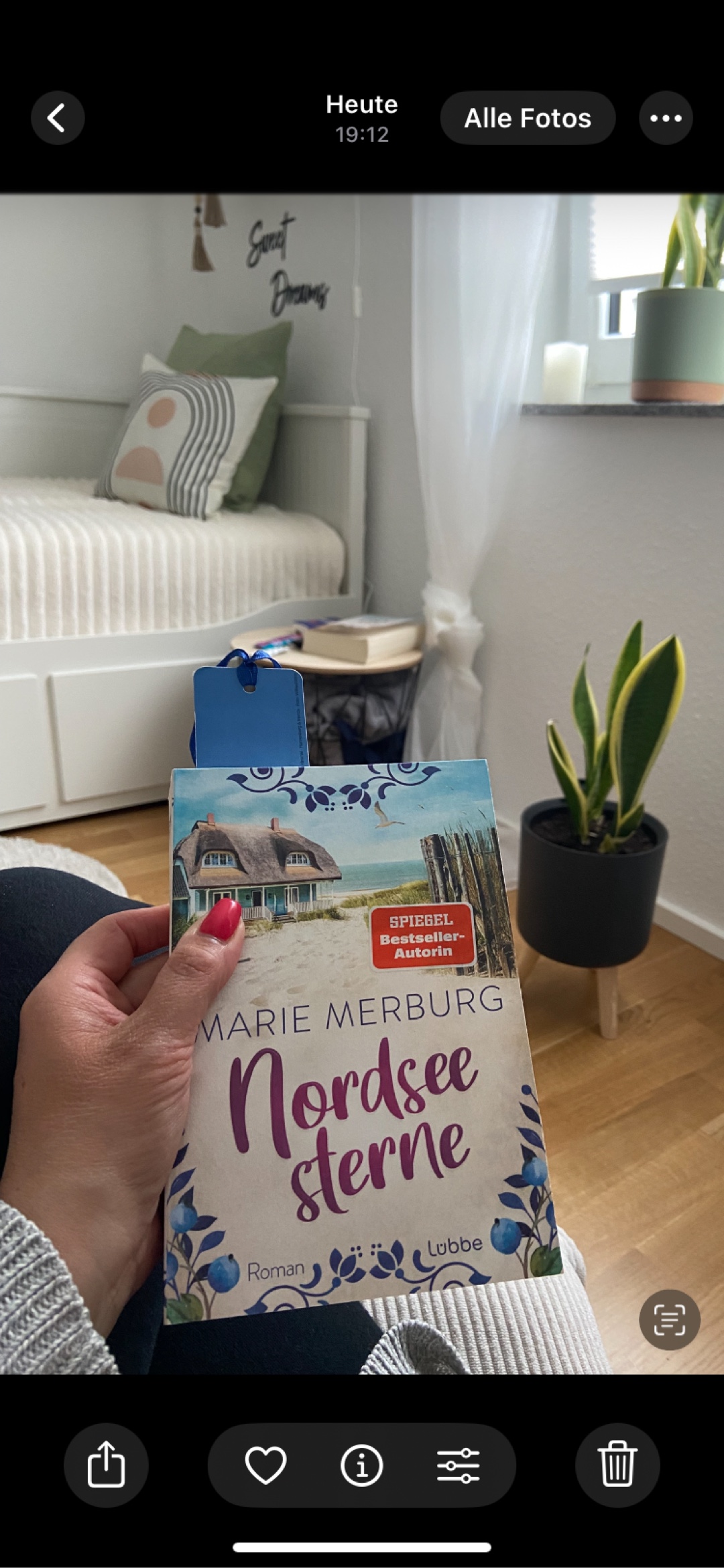 ~Hat mir sehr gut gefallen! Gut zu lesen ! ~
~Freue mich schon auf den nächsten Teil🤓📚📚🐛~