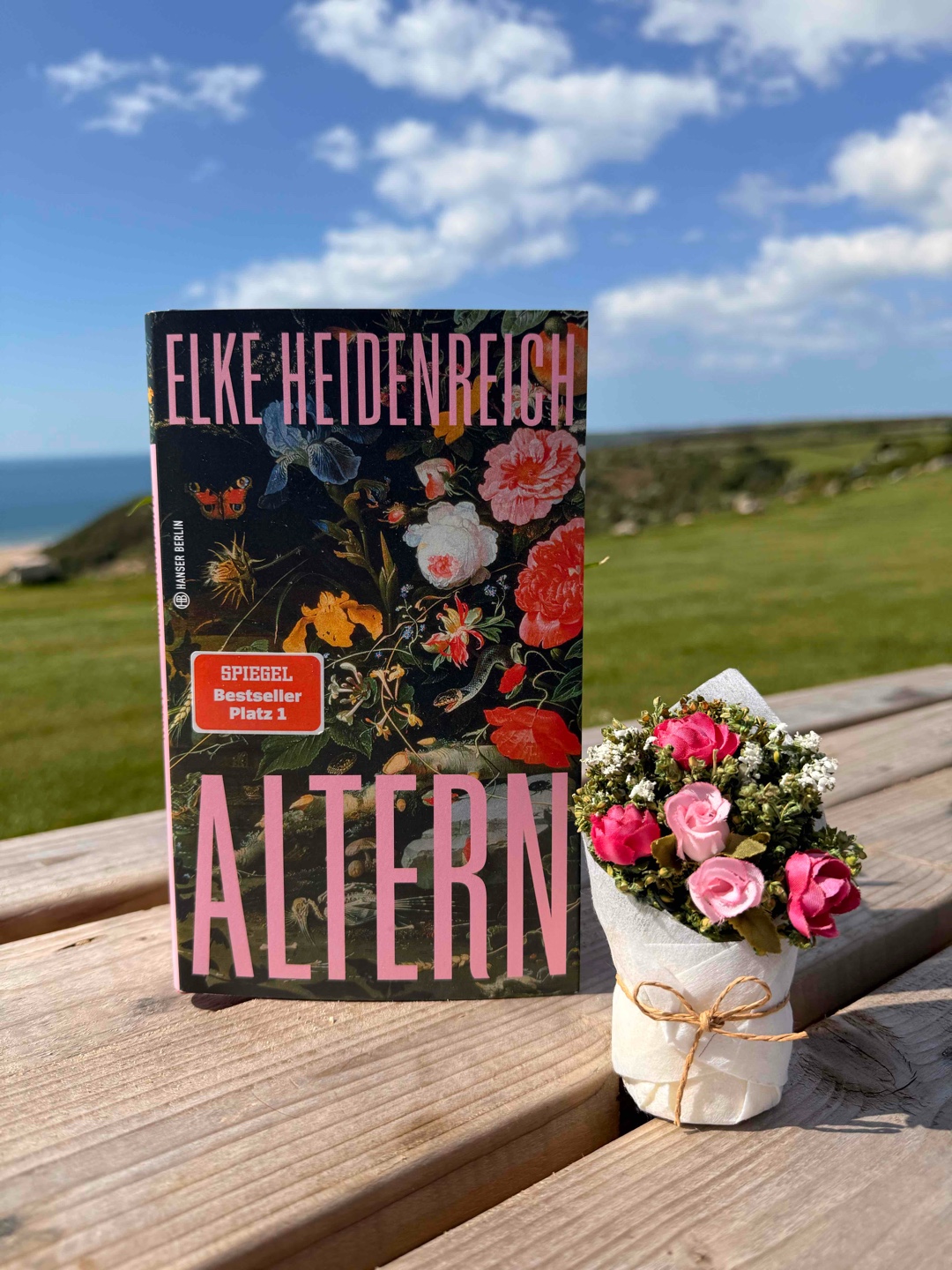 Ich bin tief berührt von Elke Heidenreichs Buch “Altern”. So ehrlich, so klug, so mutig.
Ich habe gelesen, unterstrichen, nachgedacht – und sofort gewusst: Dieses Buch lese ich ein zweites Mal.