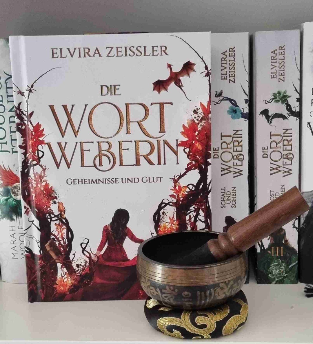 Die Wortweberin - Geheimnisse und Glut
Es werden Geheimnisse aufgedeckt und Chiara ihre Kräfte entwickeln sich, sie wird zu einer mutigen, unglaublich mitfühlenden Frau, die anfängt Geschehnisse zu hinterfragen und Gerechtigkeit walten zu lassen.
Super Entwicklung der Protagonisten, ich kann gut in die Geschichte eintauchen . Band 3 es kann weiter gehen 😉