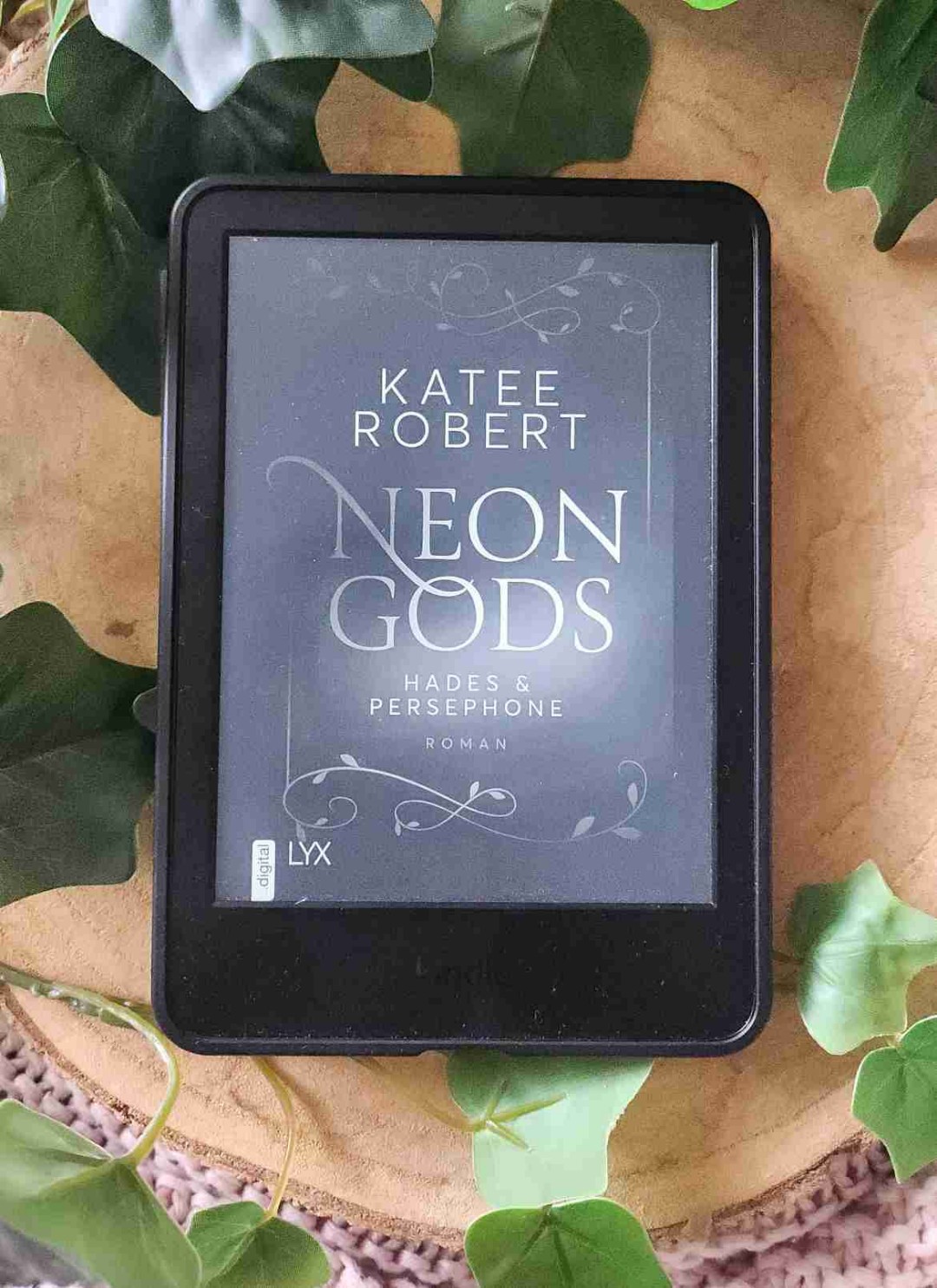 Hades. Persephone. Spice.
Mehr muss man nicht sagen.
