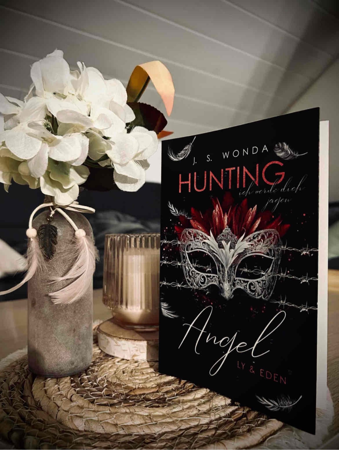 „Hunting Angel - Ich werde Dich jagen“ ist mein 9. Buch was ich J. S. Wonda gelesen habe und ich muss sagen ich habe den Auftakt der Story von Ly und Eden geliebt. 

Bd. 1 war sogar noch spicy als Catching Beauty und Taken Princess zusammen. 

Ich hab den verdammt gottlosen Spicy geliebt ❤️‍🔥❤️‍🔥❤️‍🔥❤️‍🔥❤️‍🔥😍😍😍😍😍

Ich bin sehr gespannt wie die Story von Ly und Eden weiter geht 😍😍