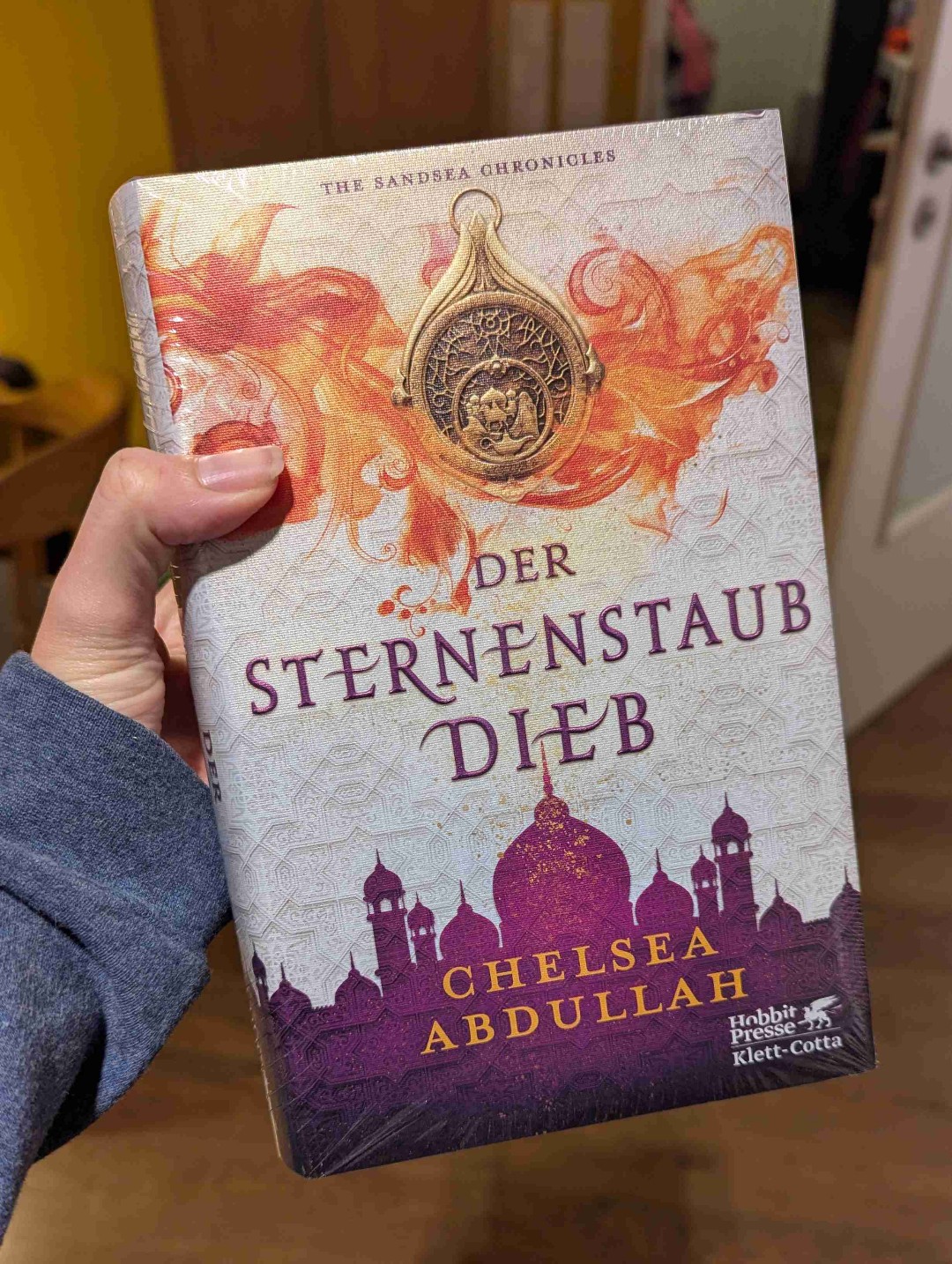 Ich liebe ja Geschichten aus 1001 Nacht... Tolle Idee die altbekannten Geschichten zu einer komplett neuen zusammen zu spinnen und neu zu erfinden!
Das einzig nervige war die Übersetzung der Artikel zu Dschinn.. hier heißt es nicht, der oder die Dschinn, sondern dier Dschinn..
Trotzdem freue ich mich wenn Band 2 irgendwann rauskommt..