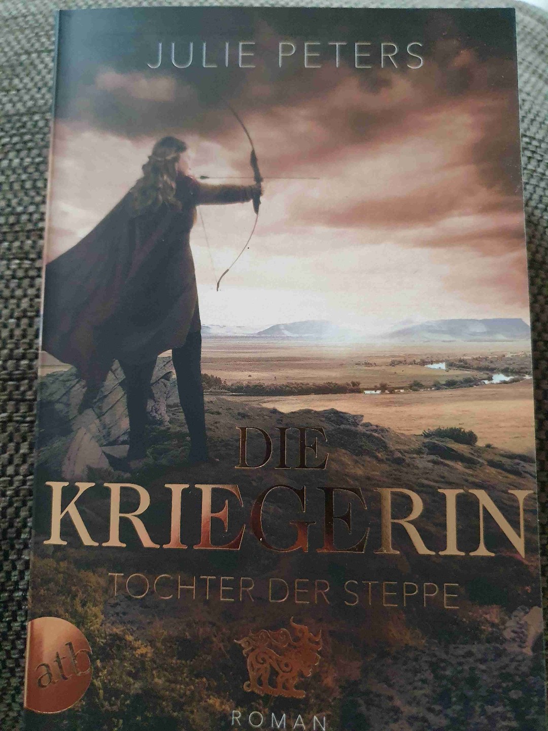 Diesen Teil fand ich insgesamt spannender, aber immer noch unpersönlich geschrieben. Der Schreibstil gefällt mir wirklich gar nicht, tut mir leid... mehr kann ich dazu auch nicht sagen. Es war okay und besser, als der erste Teil, aber mehr auch nicht.