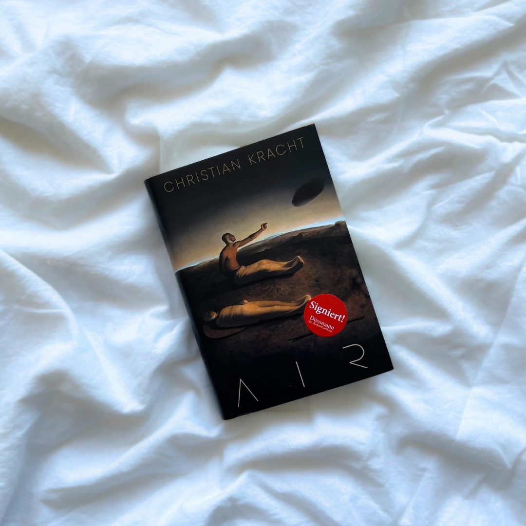 Für alle, die sich auf ein literarisches Abenteuer einlassen möchten, das zwischen Realität und Mythos pendelt, ist 𝘈𝘪𝘳 eine empfehlenswerte Lektüre.