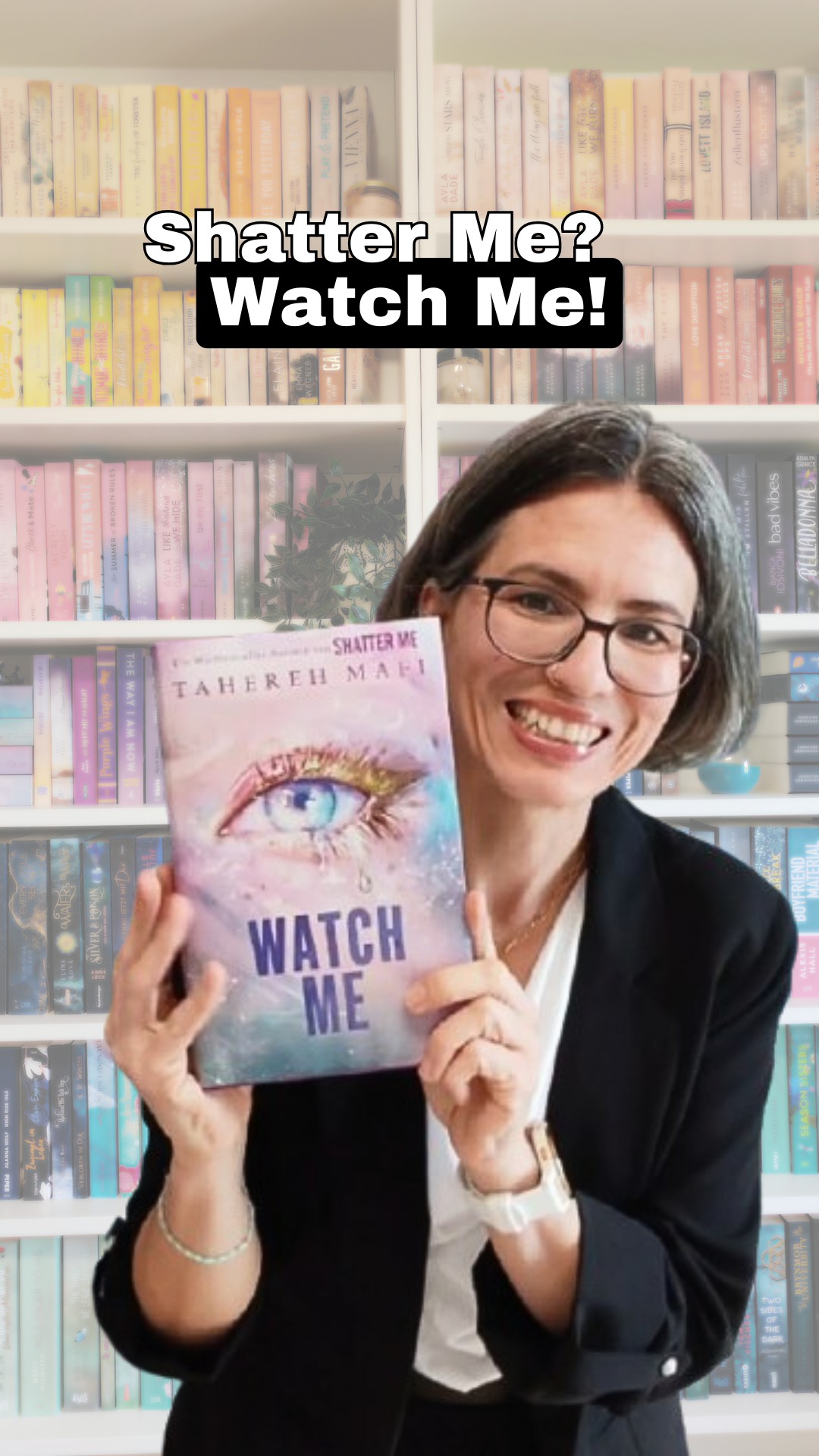 Wenn du verbotene Liebe, innere Zerrissenheit und politisch aufgeladene Dystopien liebst, ist "Watch Me" genau dein Ding!