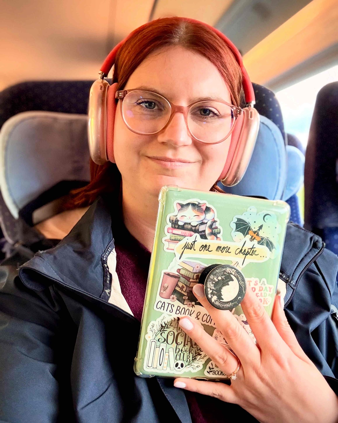 Auch der zweite Teil hat mir sehr gut gefallen, auch wenn es mir im ersten Moment schwer gefallen ist, wieder reinzukommen, obwohl ich zwischen dem ersten Teil, glaube ich, nur ein anderes Buch gelesen habe? 😂 Irgendwie komisch. Die Plottwists am Ende konnten mich nicht überraschen, die dauernde Miscommunication hat dann schon etwas sehr genervt … daher nur vier Sterne, weil ich mich dennoch gut unterhalten gefühlt habe und immer weiter lesen wollte.