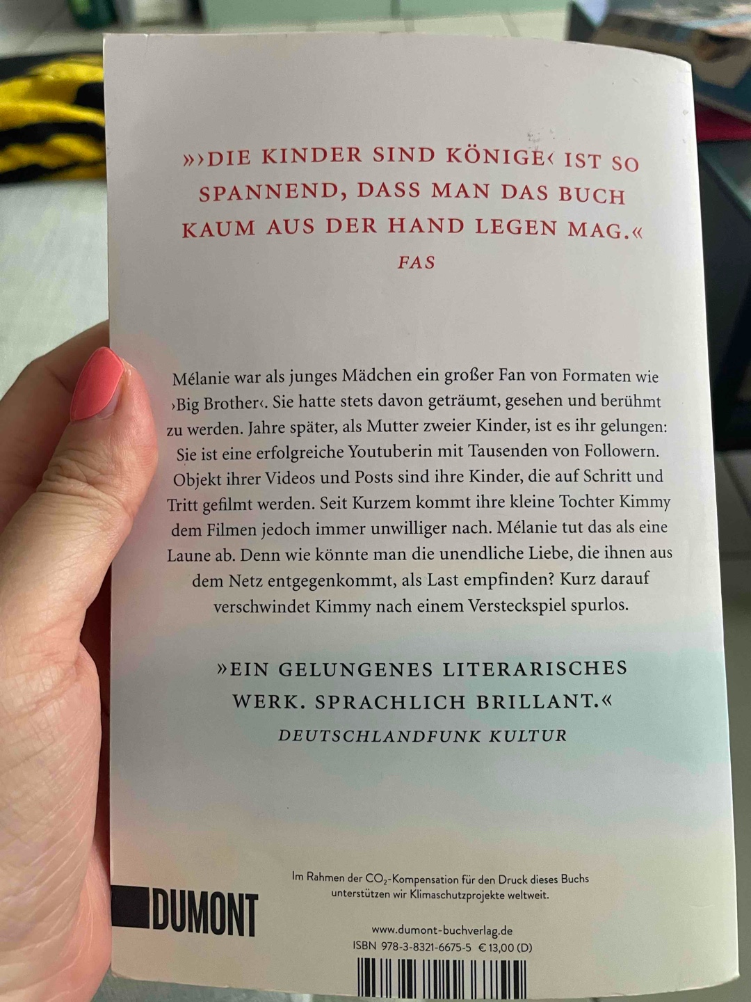 Ich habe dieses Buch abgebrochen. Der Schreibstil taugt mir gar nicht und obwohl ich das Thema spannend finde bin ich nicht reingekommen. Das Leben ist zu kurz für nervige Bücher.