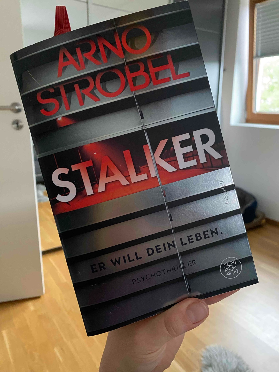 Hier zeigt sich wieder: Man sollte sich nie zu früh freuen! 

Mein erster Thriller von Arno Strobel und definitiv nicht der letzte. Fand die Geschichte gut erzählt und auch recht gründlich recherchiert. Unter dem Titel, hab ich zwar was anderes erwartet, aber dennoch ein gutes, unterhaltsames Buch. 
Ich dachte erst, der Täter ist jemand anders, aber bei den letzten Seiten ist mir die Kinnlade runter gefallen und ich dachte, klar ergibt Sinn!!! 

Leseempfehlung. 😎