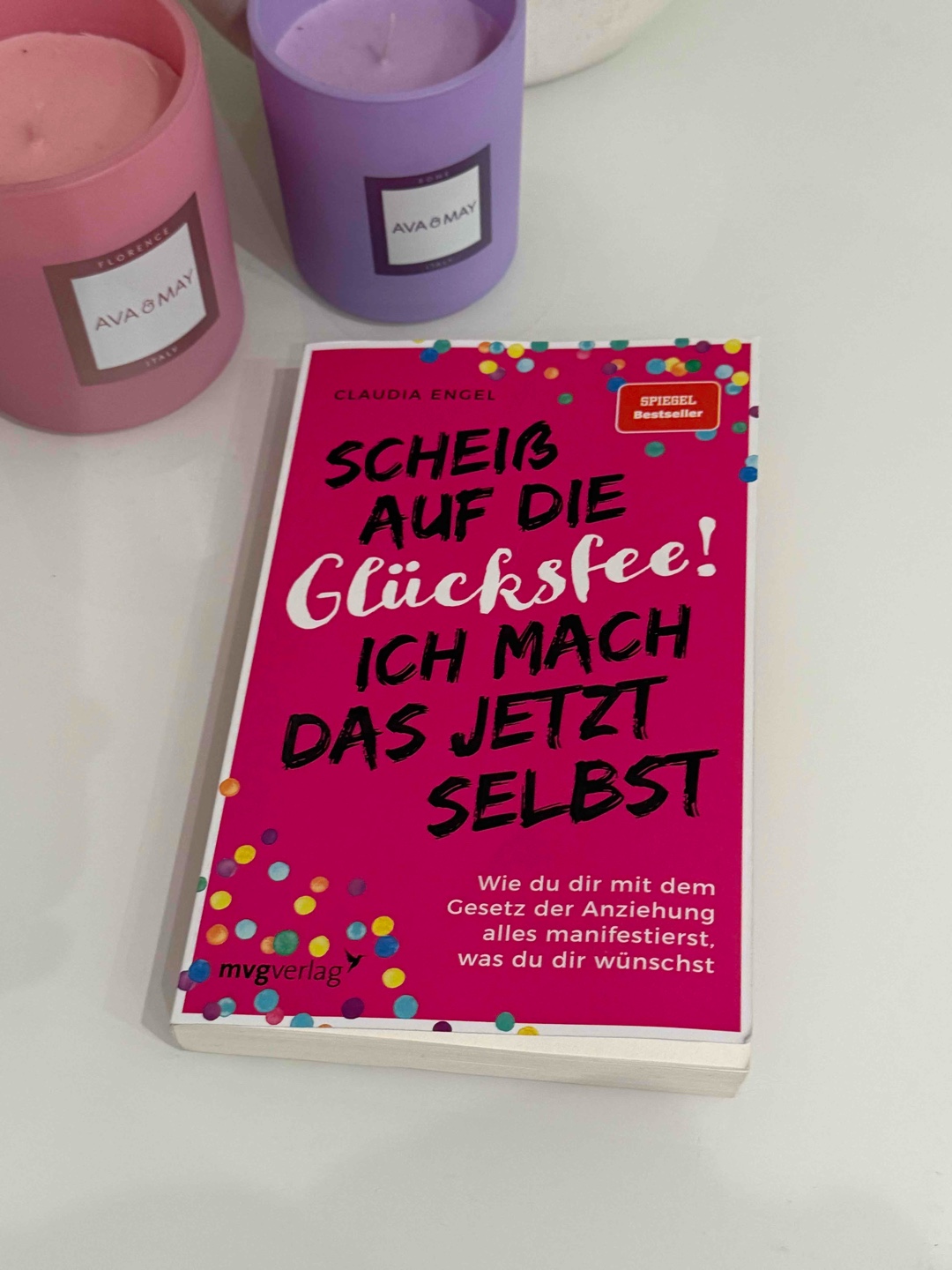 Ein ganz anderes Genre, als ich es sonst lese. Doch dieses Buch hat mich auf eine ganz eigene Art abgeholt. Claudia Engel vermittelt auf humorvolle und authentische Weise, wie wir unser Leben selbst in die Hand nehmen können, ohne auf Zufälle oder eine „Glücksfee" zu warten.