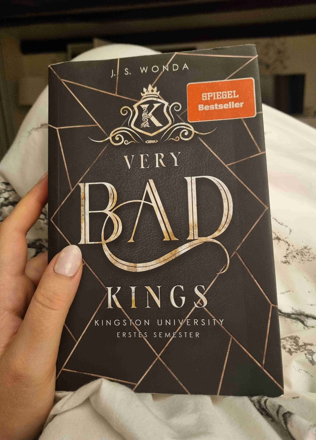 Ganz okay 😅 Spicy story mit zu viel Naivität.