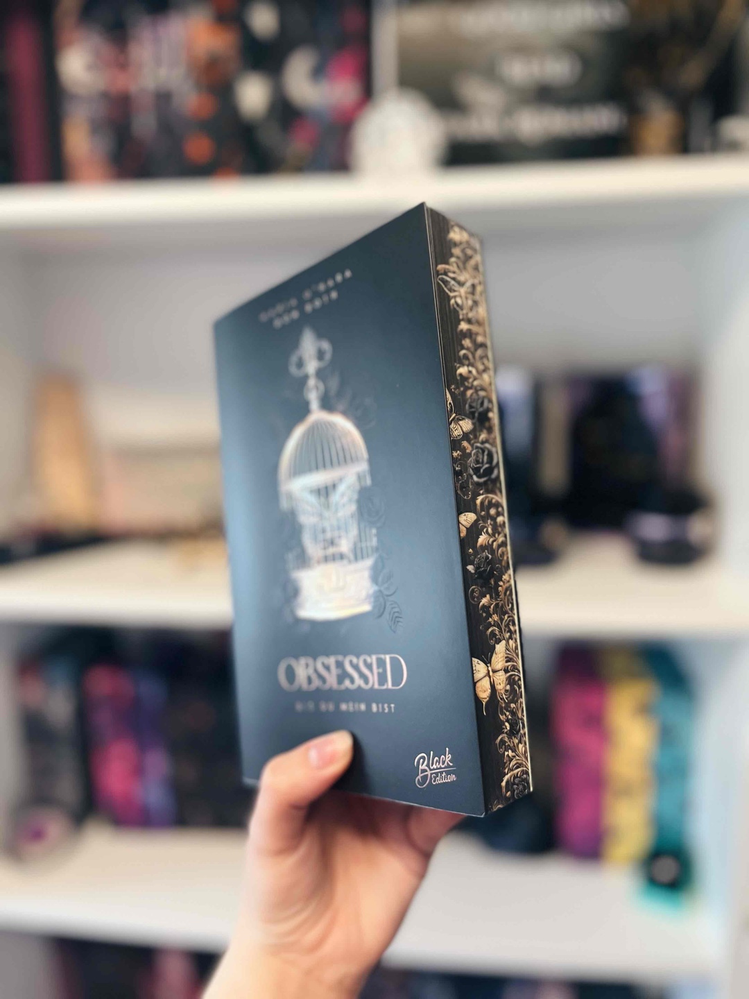 ⚜️𝕆𝕓𝕤𝕖𝕤𝕤𝕖𝕕⚜️ 
4/5⭐️
[Werbung/Rezensionsexemplar]