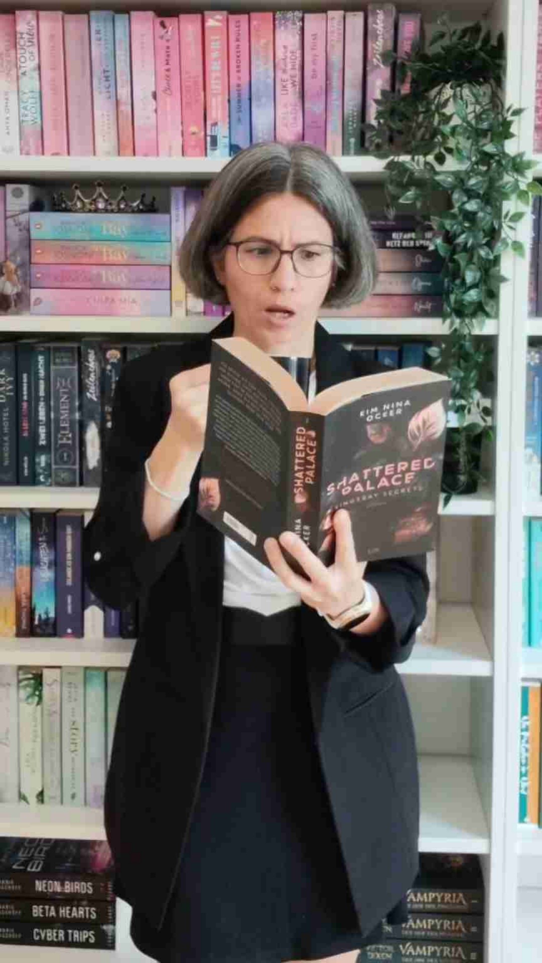 Wenn du die düstere Atmosphäre von Mafia Romance, die emotionale Tiefe von Enemies to Lovers und die Spannung einer High-Society-Fehde liebst, ist "Shattered Palace" genau dein Buch.