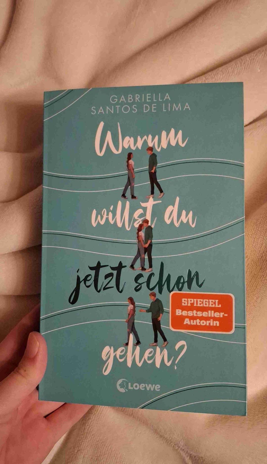 Ein sehr schönes und trauriges Jugendbuch. Ich habe es verschlungen, da der Schreibstil so flüssig war. Zudem war es sehr spannend, da man unbedingt wissen will, wie es weiter geht. Leider ist es auch traurig, allerdings hat mir das Ende gut gefallen,  da es kein Happy End für beide gibt. Für die Protagonistin endet es trozdem gut. Ein sehr tolles Buch, da es kein klassisches Romance Buch ist.