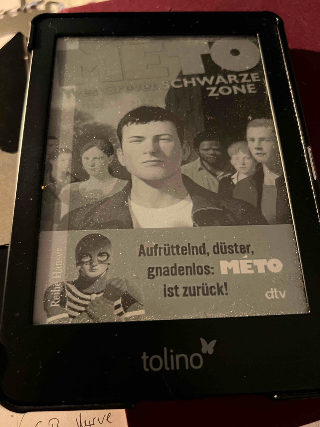 Ich bin ja immer etwas skeptisch wenn abgeschlossene Reihen nochmal Bände bekommen. Aber hier fügt sich das Buch sehr gut ein und macht richtig Sinn. Gefällt mir ausgesprochen gut.
Einzig der Schreibstil ist gewöhnungsbedürftig.