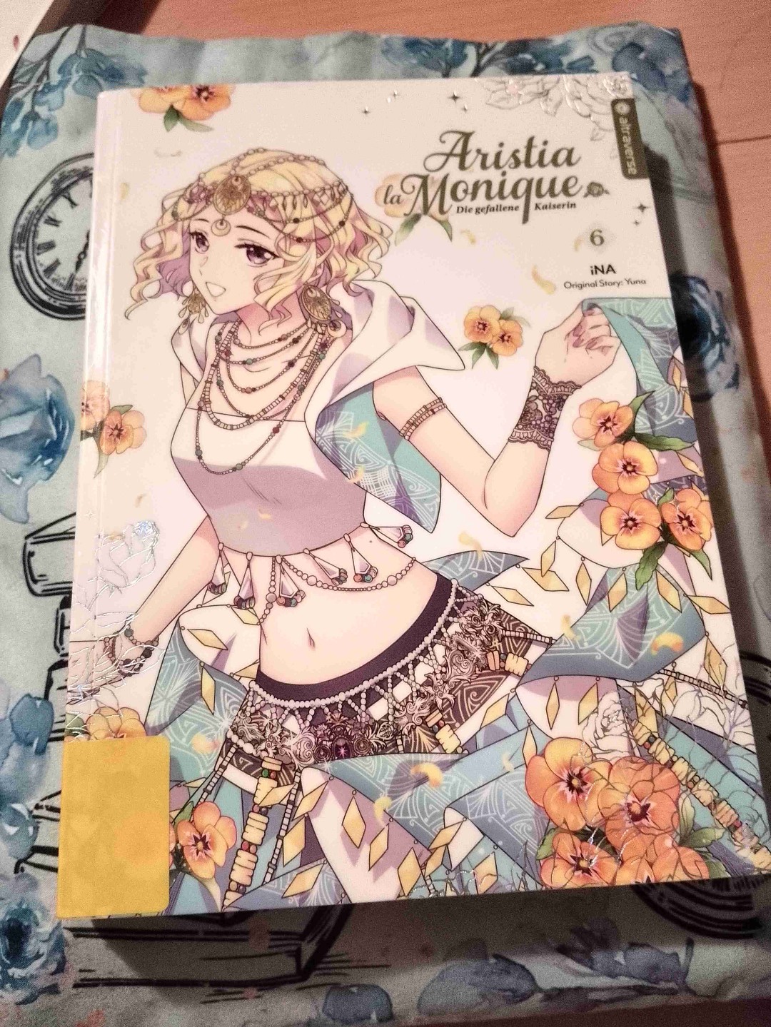 Auch der 6. Band hat mir sehr gut gefallen. Und das Aristia la Monique nicht mehr erstarrt wenn der Kronprinz mit ihr reden will. Und wie immer sehr schön farbig. 🤭 Empfehle es weiter!
