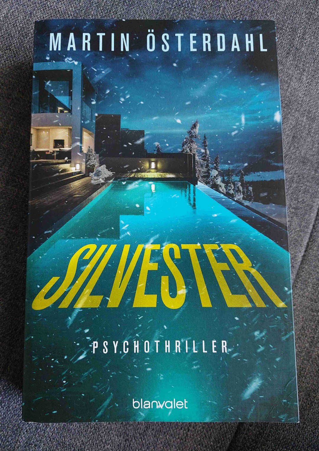 Für mich ein fast "perfekter" Psychothriller. Spannend, klaustrophobisch und voller unerwarteter Wendungen....nur mit einem Charakter kam ich nicht ganz klar.....