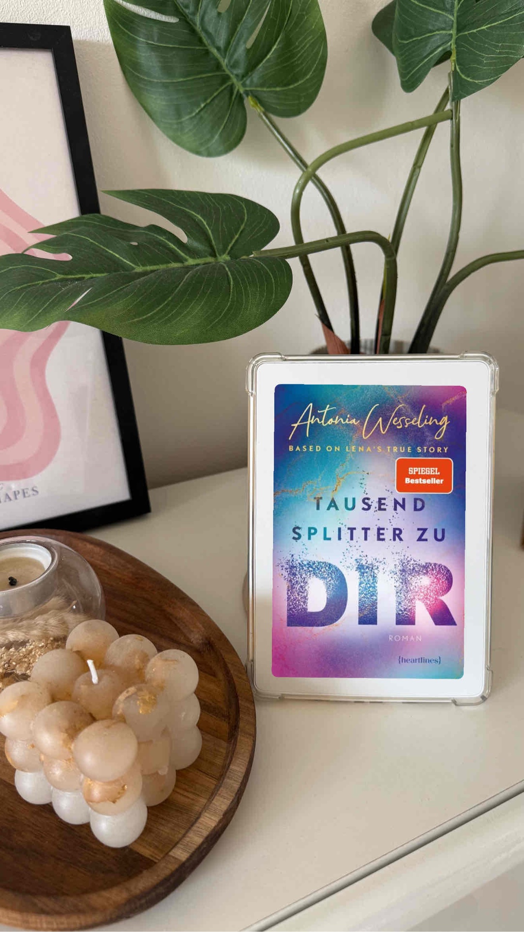 „Tausend Splitter zu dir“ von Antonia Wesseling ist ein emotionales Meisterwerk mit einem packenden Schreibstil. 