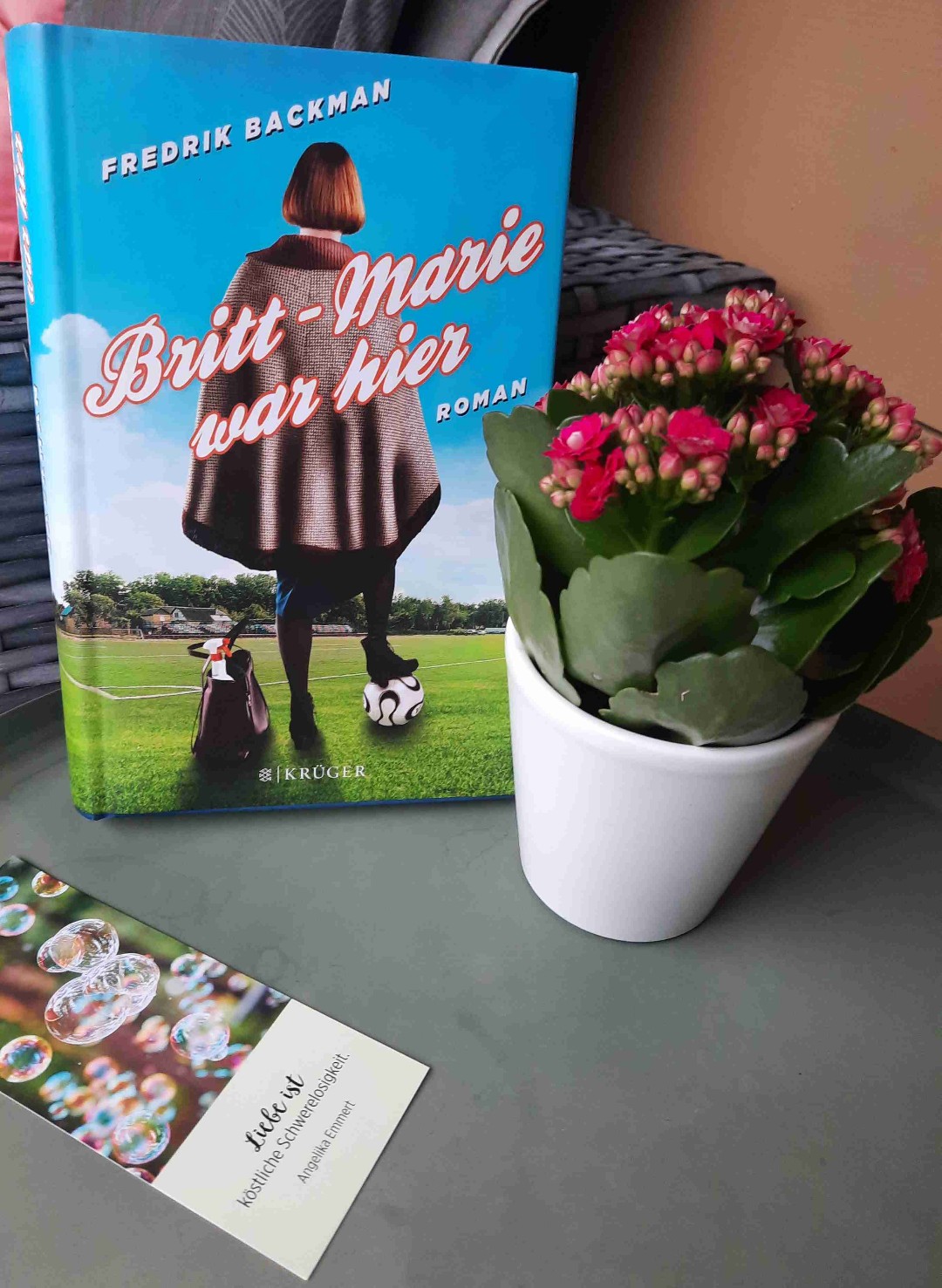 Frederik Backman gelingt mit diesem Buch wieder eine ganz besonders herzerwärmende Geschichte! 🥰
Man muss Britt-Marie einfach lieben - auch wenn ihre sozialen Kompetenzen anfänglich doch mehr als ausbaufähig erscheinen. 😅 Das Buch hat mich zum Lachen gebracht und oft aber auch nachdenklich gestimmt. Es hat eindeutig mein Herz berührt! ❤️
Es ist ein witziger und dennoch berührender Roman über Verlust und Neuanfang, die Liebe im reiferen Alter, das Gewinnen und Verlieren und vor allem das Mitspielen! 😊
Nach 'Ein Mann namens Ove' mein zweitliebstes Buch des Autors und eine klare Leseempfehlung von mir.😍🥰
Lediglich über das Ende muss ich mir mehr Gedanken machen ... deshalb der halbe Punkt Abzug.